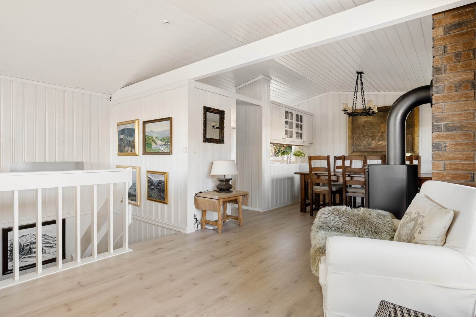 Trapp i treverk mellom etasjene. Galleribilde