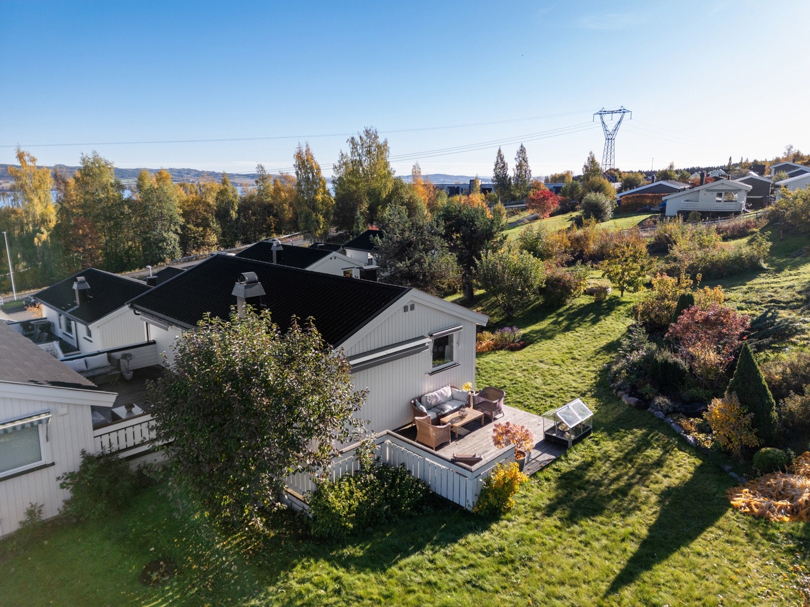 Det er etablert flere koselige uteplasser rundt boligen. Galleribilde