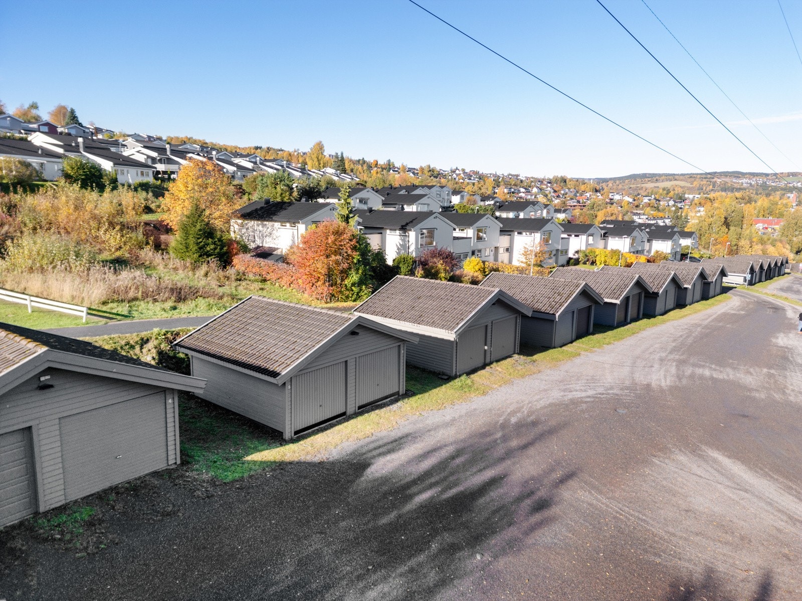 Andelseier disponerer 1 biloppstillingsplass i halvpart av dobbeltgarasje. Galleribilde