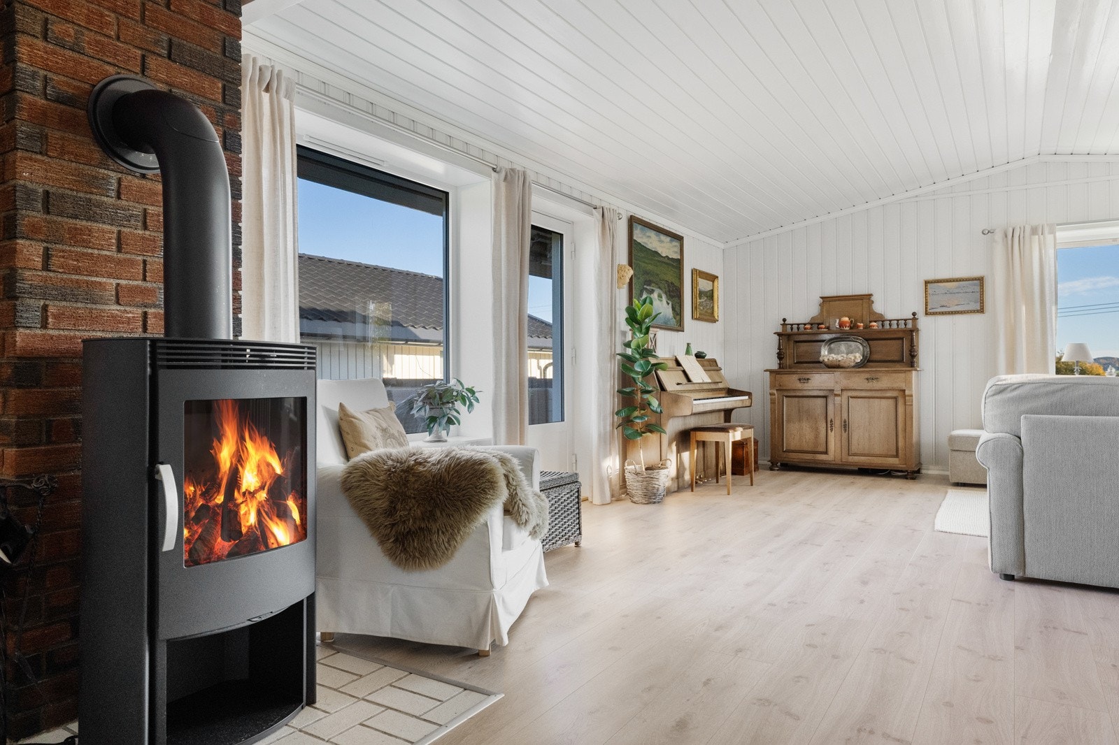 Oppvarmingen er både effektiv og fleksibel, med panelovner, gulvvarme på bad, ildsted og varmepumpe. Galleribilde