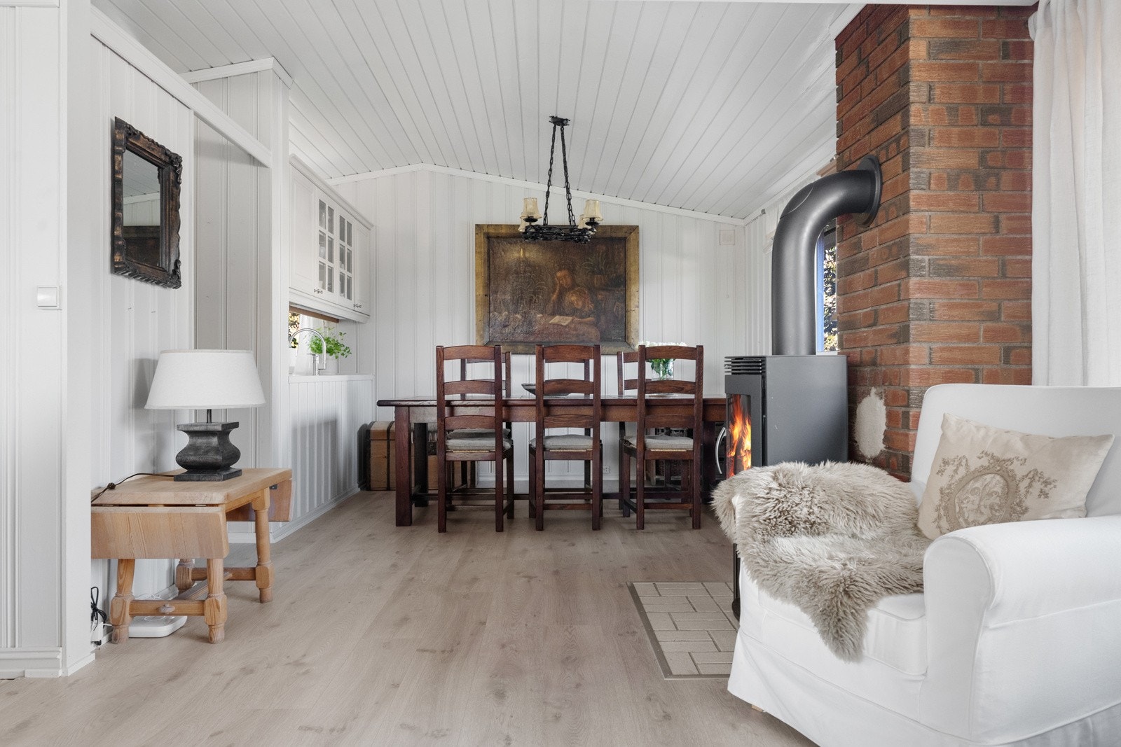 Spisestuen er praktisk plassert i tilknytning til kjøkkenet. Galleribilde