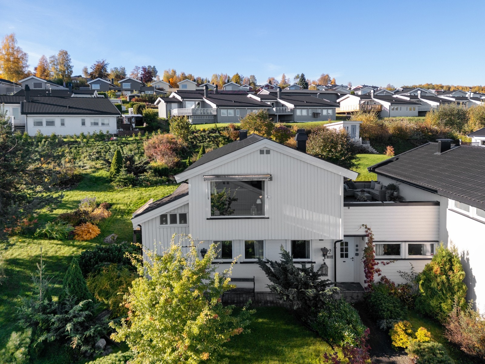 Boligen ligger skjermet fra trafikk og støy, med vakker utsikt mot Gjøvik by og glitrende Mjøsa. Galleribilde