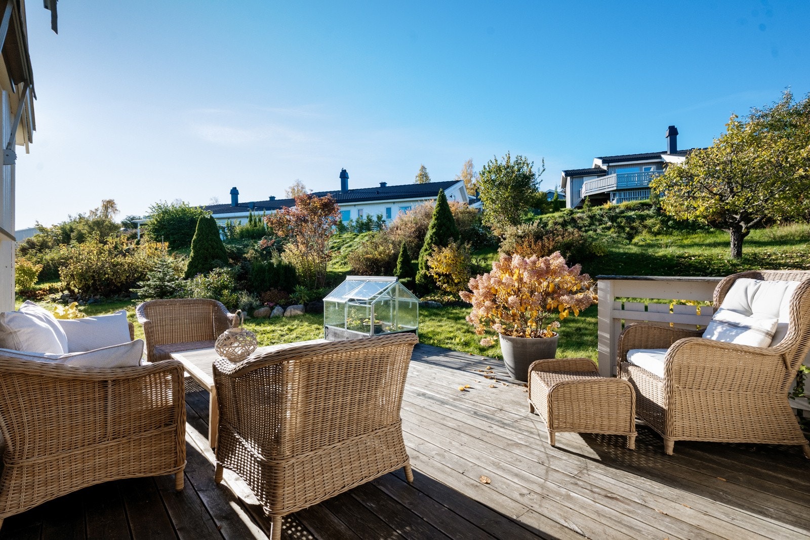 Uteområdet byr på altan/takterrasse, terrasse, samt en egen platting. Galleribilde