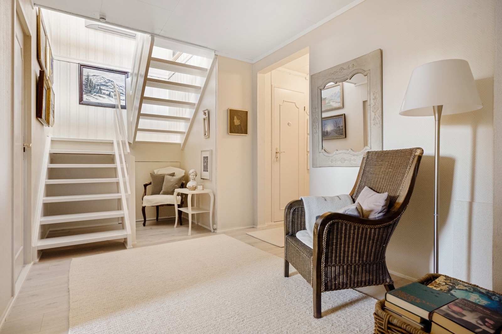 Lun og koselig gang i u.etg med trappeadkomst til 1.etg. Galleribilde