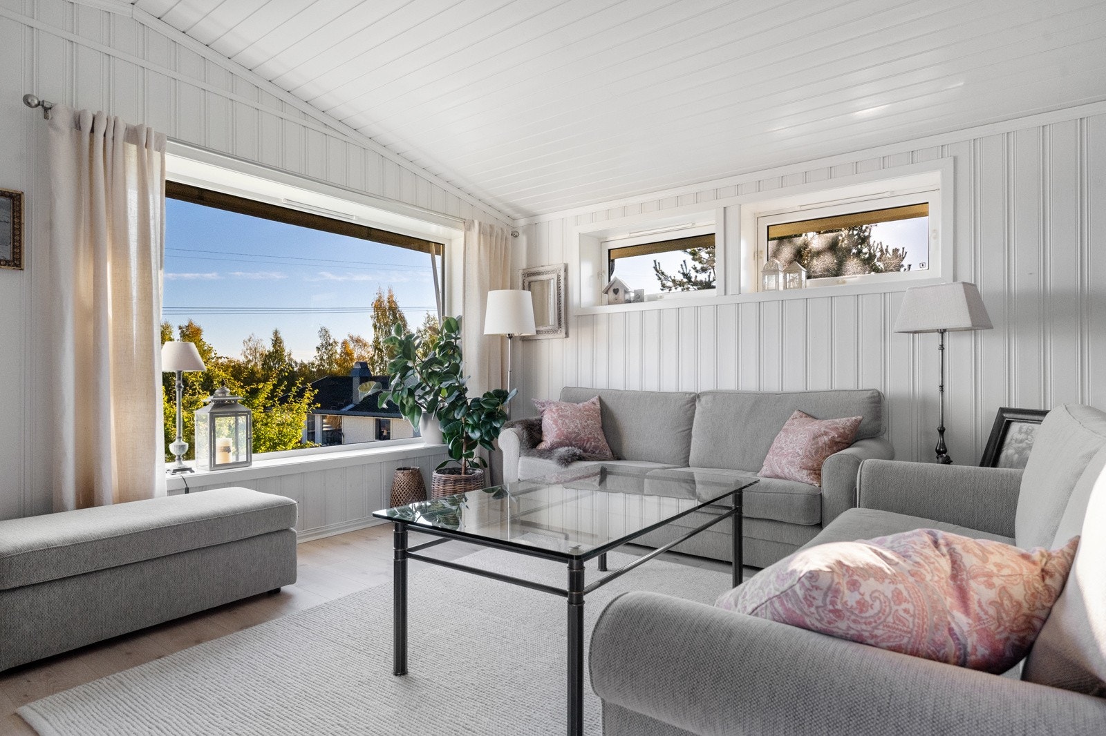 Stuen er lys og luftig. De store vindusflatene gir en behagelig romfølelse. Galleribilde