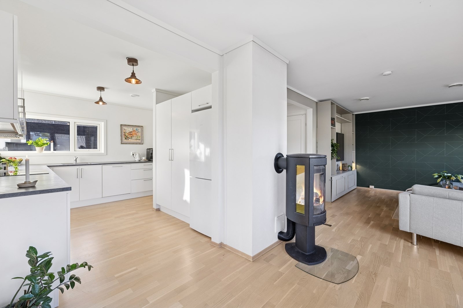 Kjøkkenet ligger i en delvis åpen løsning mot stuen. Galleribilde