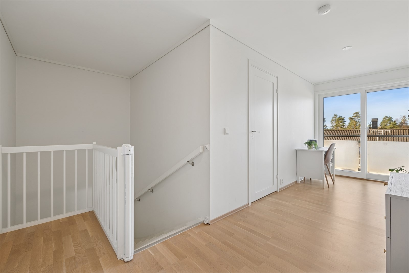 Trappen fra 1.etasje leder opp til en lys og romslig gang som fungerer som en praktisk romfordeler til alle rommene i etasjen. Galleribilde