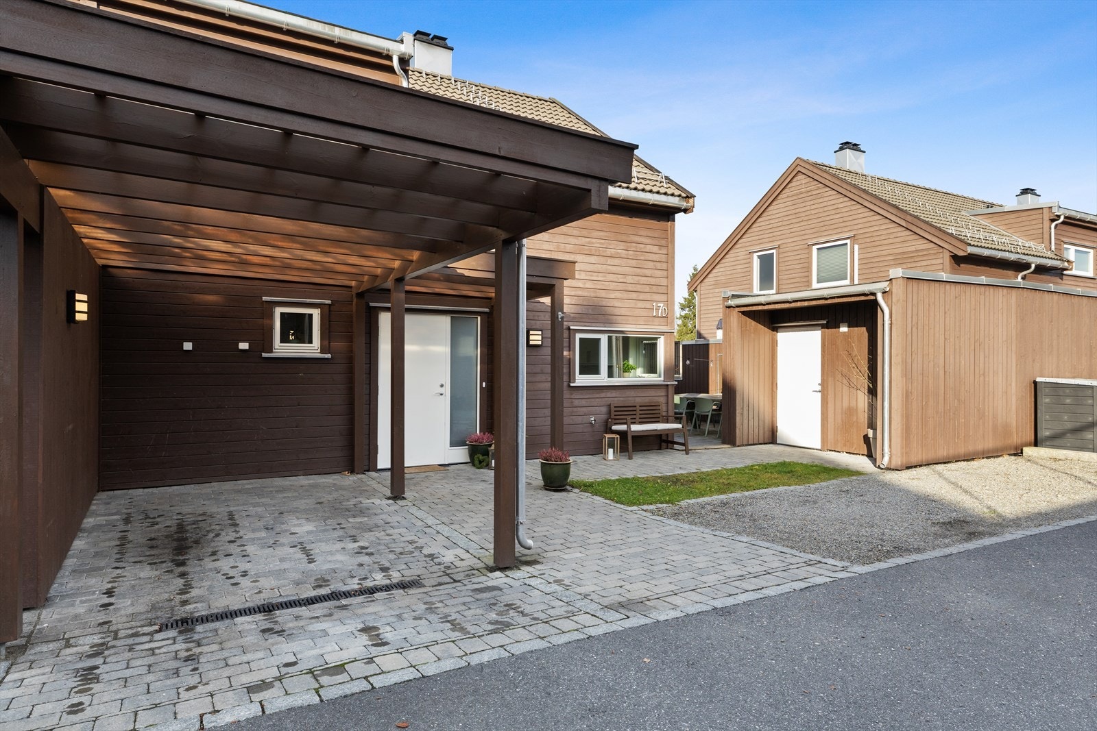 Parkering i en tilhørende carport rett utenfor døren. Galleribilde
