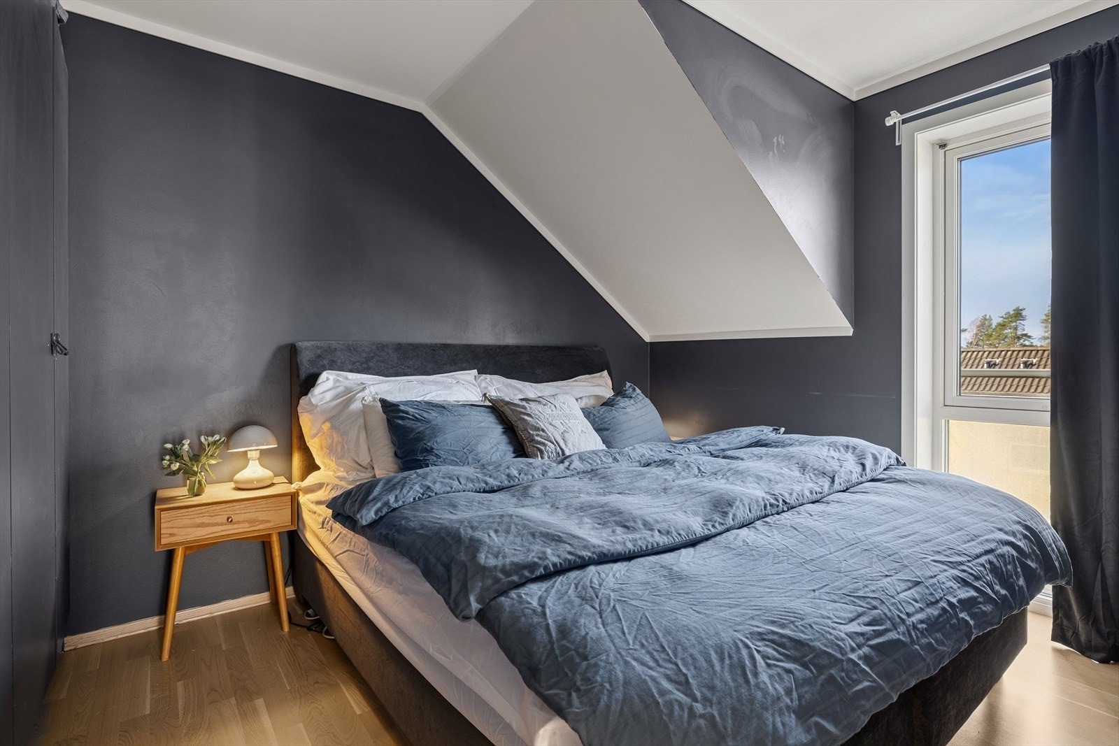 Soverom 2 er malt i mørke og behagelige farger som gir en lun og avslappende atmosfære - god plass til dobbeltseng og øvrig møblement. Galleribilde