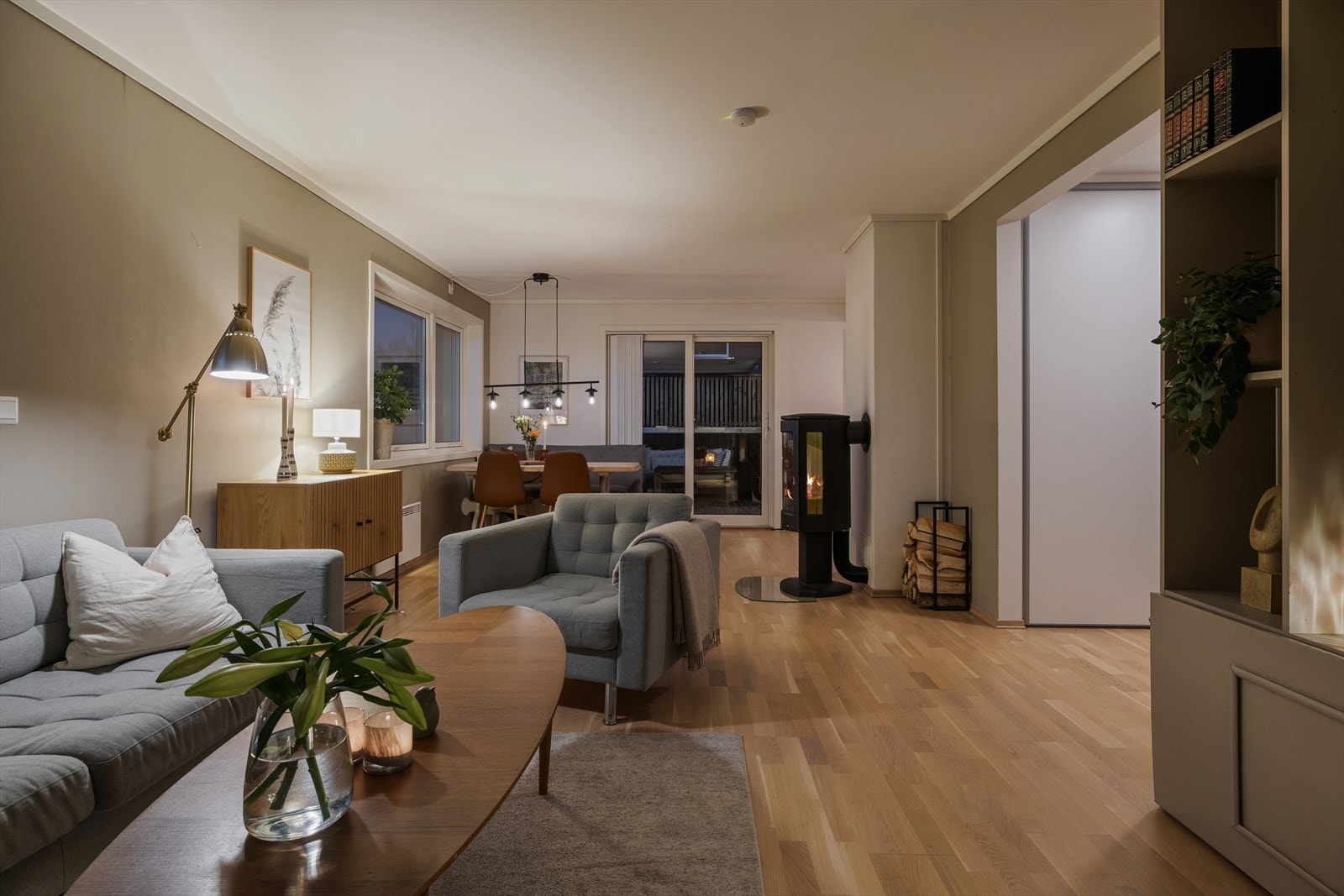 Stuen deles enkelt opp i to soner, med god plass til spisebord i den ene og en koselig TV-krok i den andre. Galleribilde