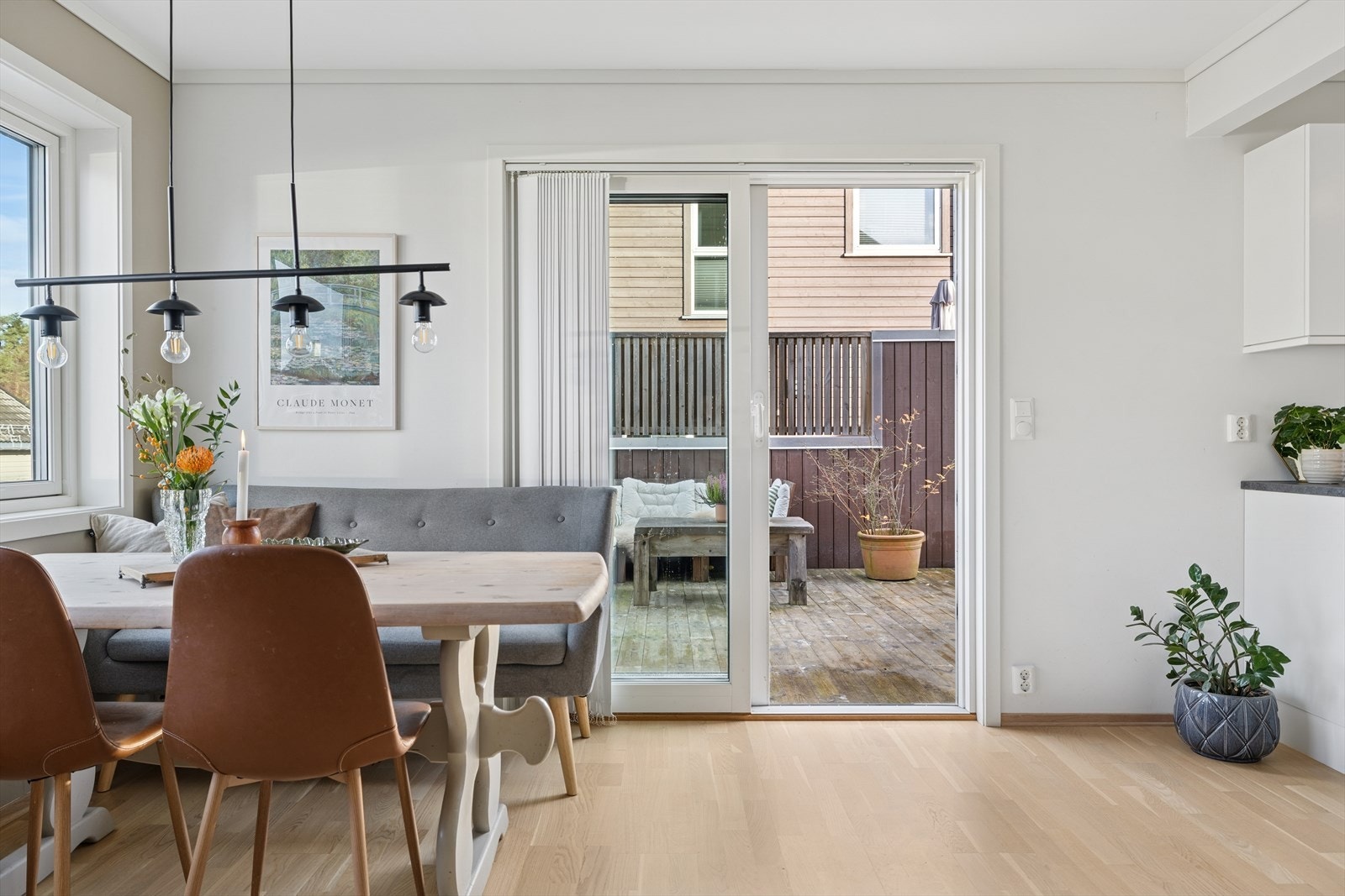 Fra stuen har du direktee tilgang til terrassen, som blir en fin forlengelse av oppholdsrommet. Galleribilde