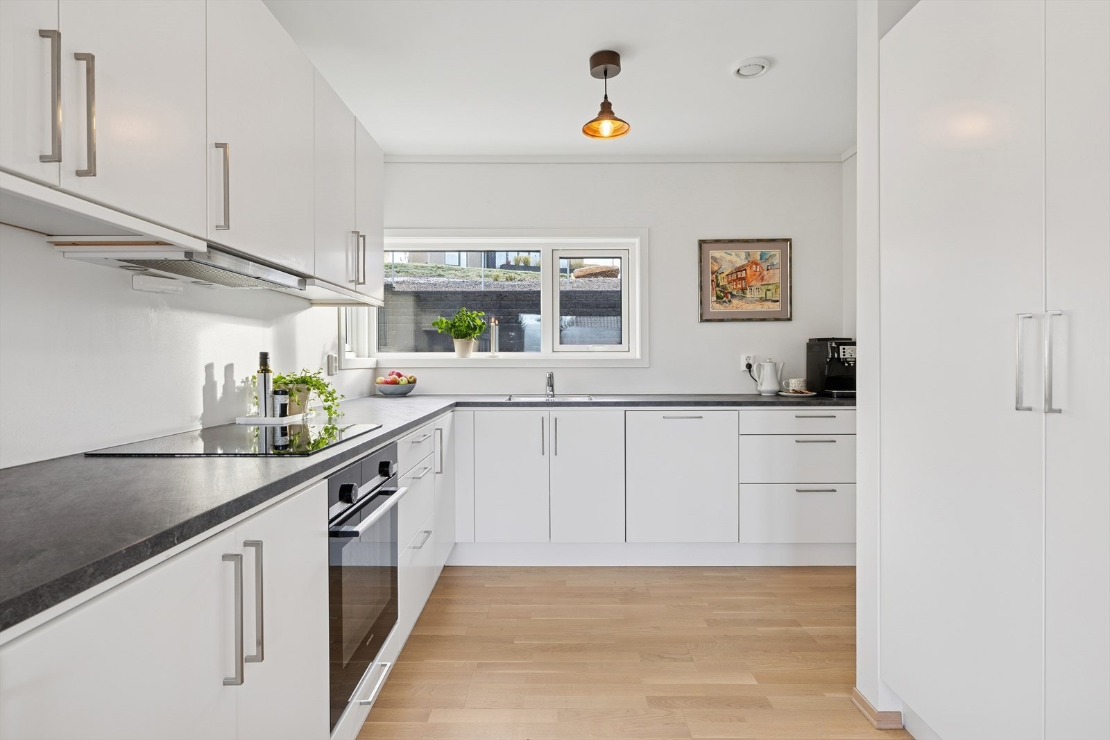 Lyst og moderne kjøkken med innredning fra 2020. Galleribilde