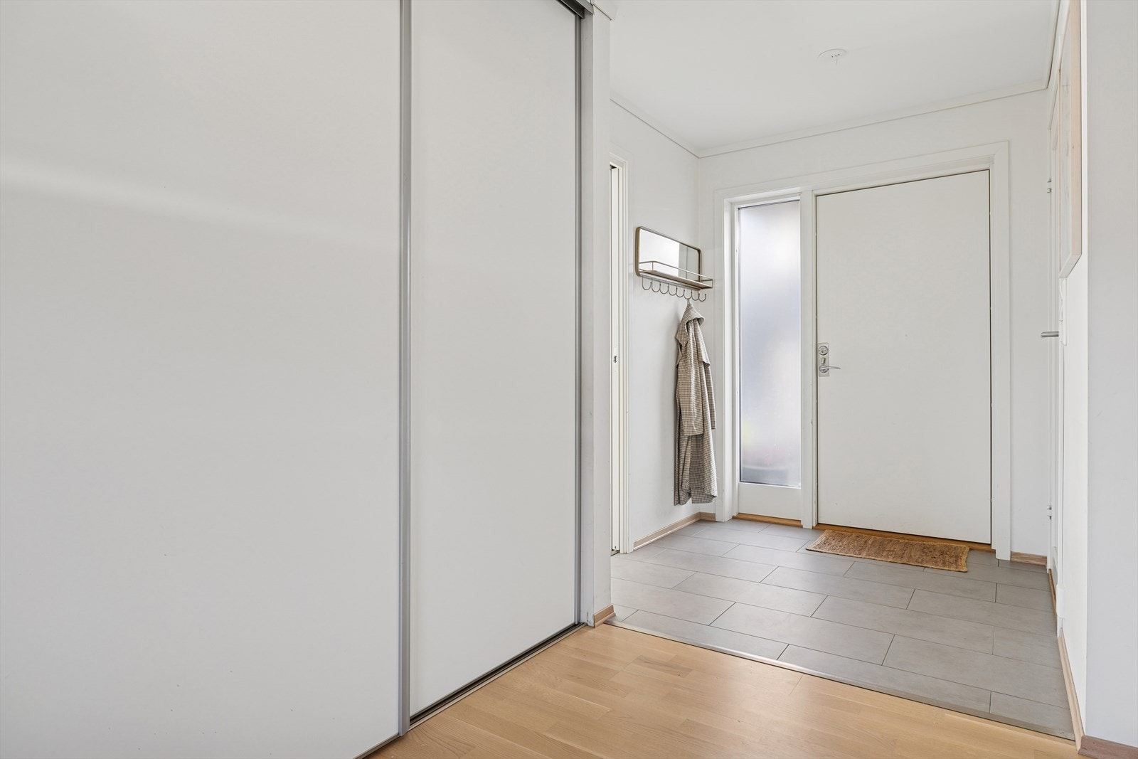 Velkommen inn ønskes av en lys og innbydende gang, med varmekabler i gulv og godt med plass til sko og yttertøy. Galleribilde