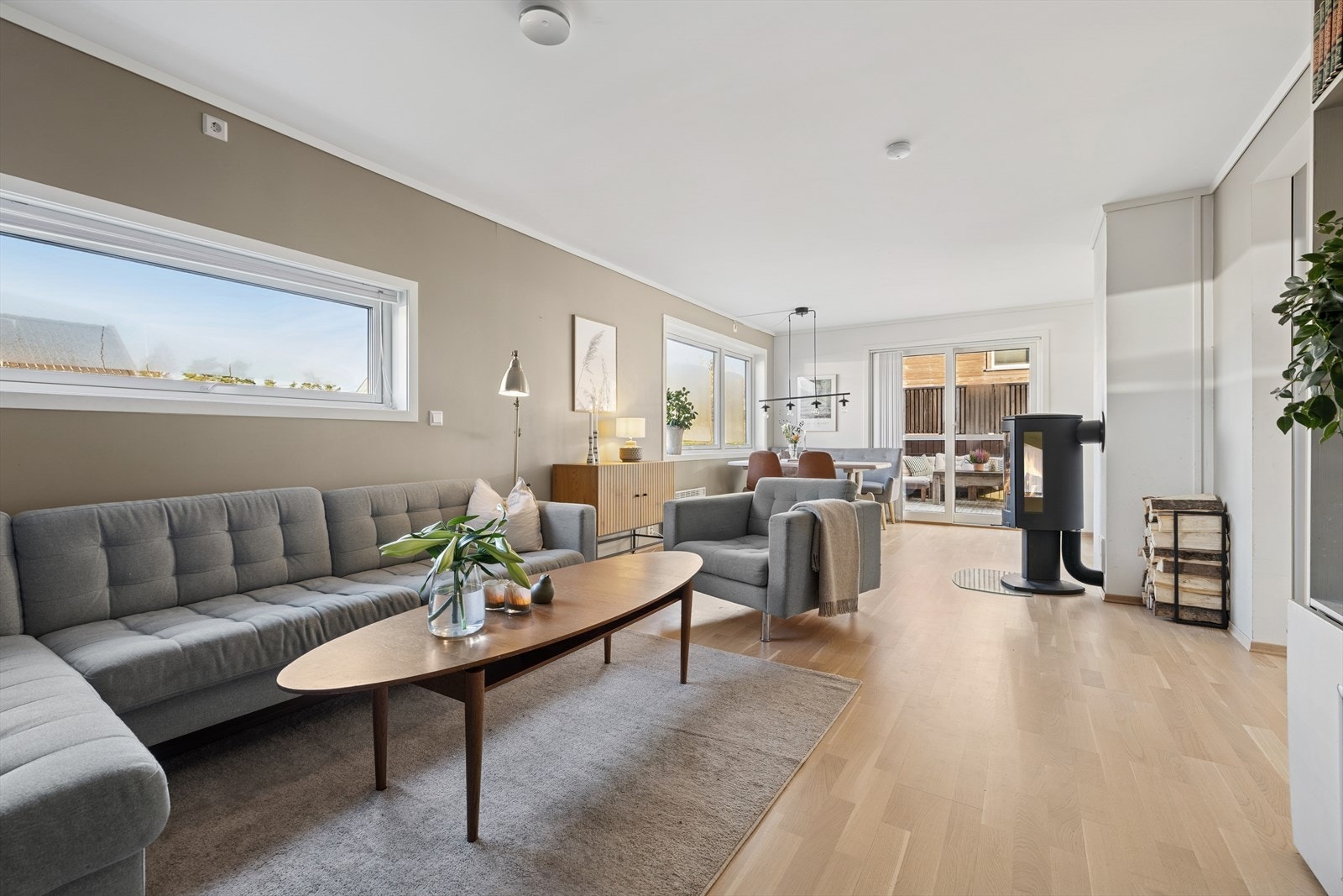 Stuen har store vindusflater som slipper inn rikelig med naturlig lys og skaper en lett og luftig atmosfære. Galleribilde