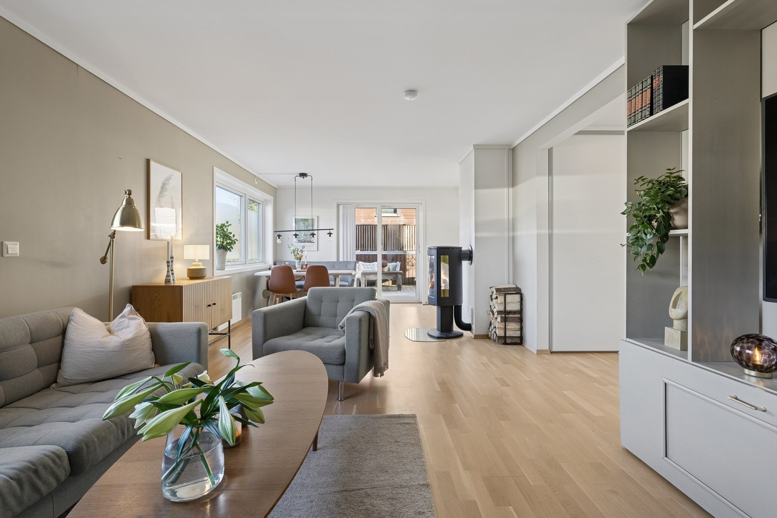 Stuen og spisestuen er boligens naturlige samlingspunkt, med en lys og åpen utforming som gir rommet en behagelig og luftig atmosfære Galleribilde