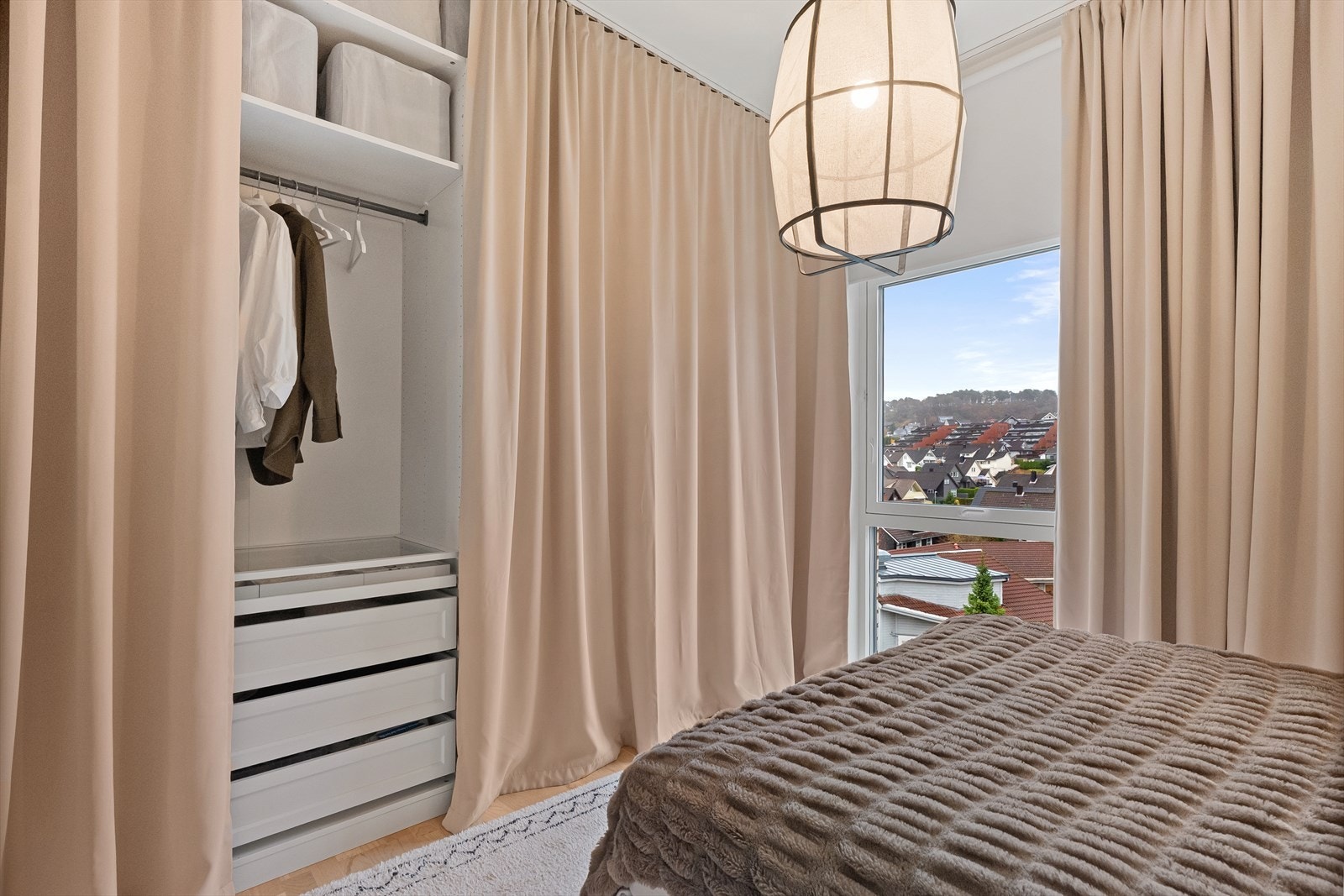 Lyst soverom med praktisk garderobeløsning og gardinløsning som gir rommet en fin dybde og atmosfære Galleribilde