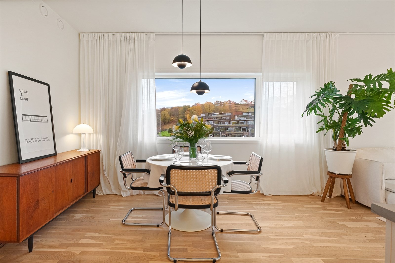 Lyst og moderne rom med store vinduer som gir flott utsikt og mye naturlig lys. Perfekt for stilbevisste kjøpere. Galleribilde