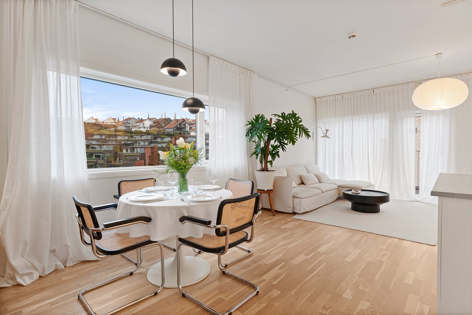 Lys og moderne leilighet med store vinduer og flott utsikt over nabolaget Galleribilde