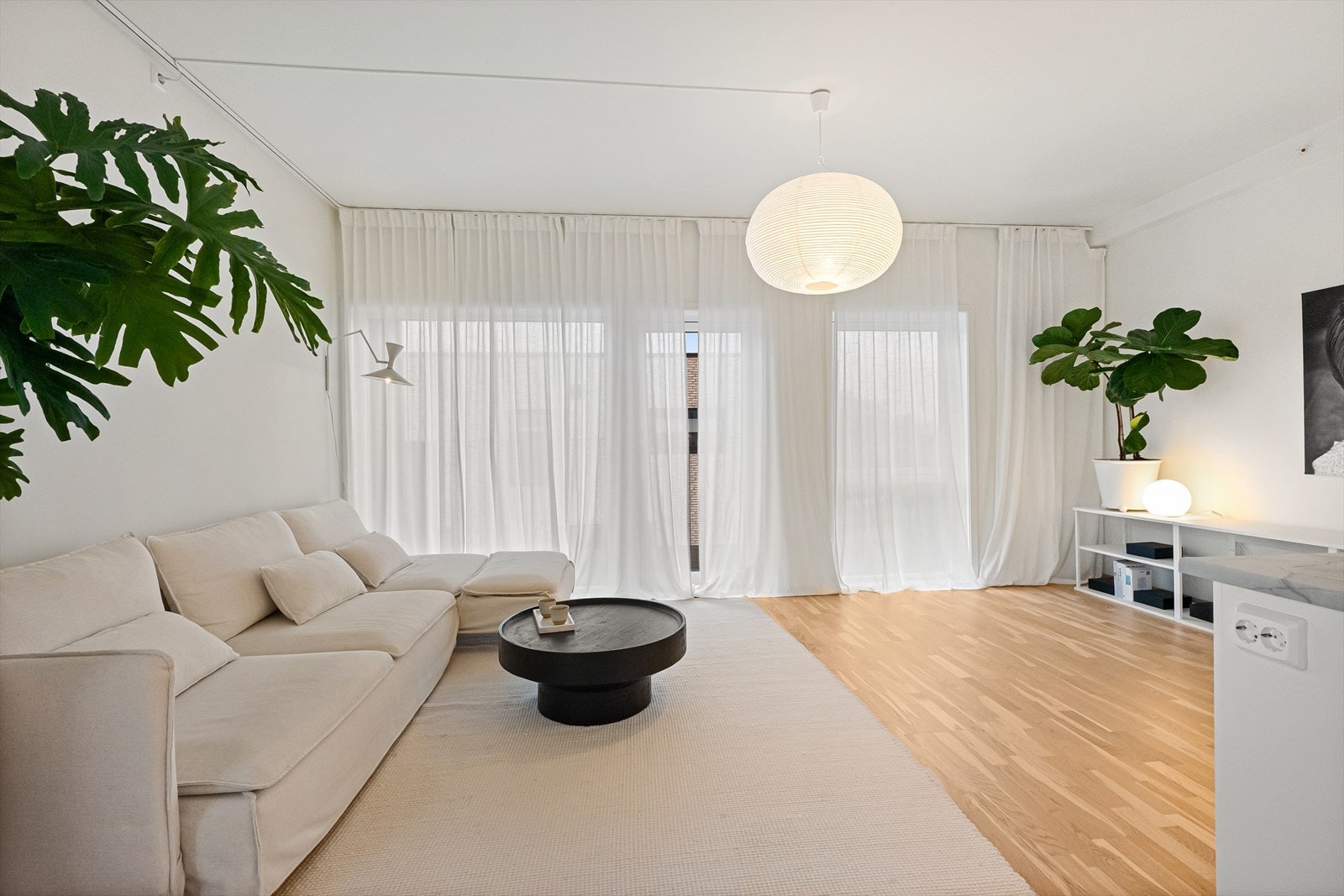 Lys og romslig stue med store vinduer og tidløs eleganse. Galleribilde