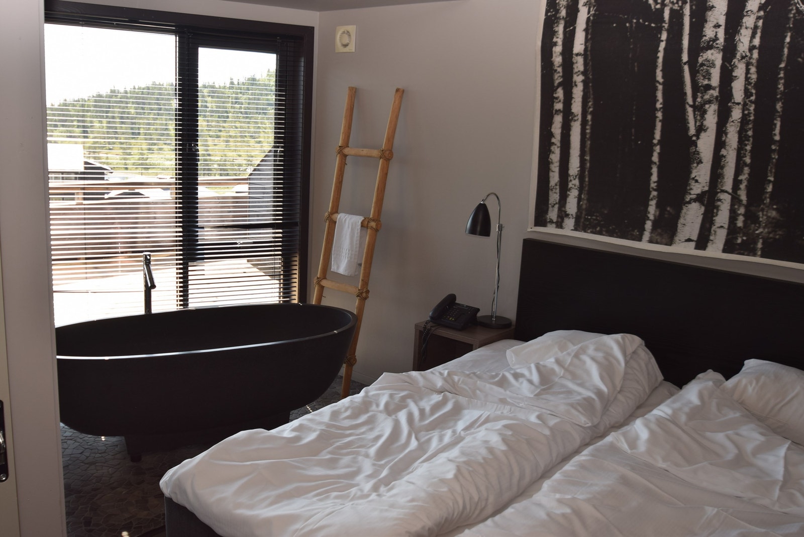 Hovedsoverom-soverom I har eget badekar ved vindu (bilde fra lik naboleilighet) Galleribilde