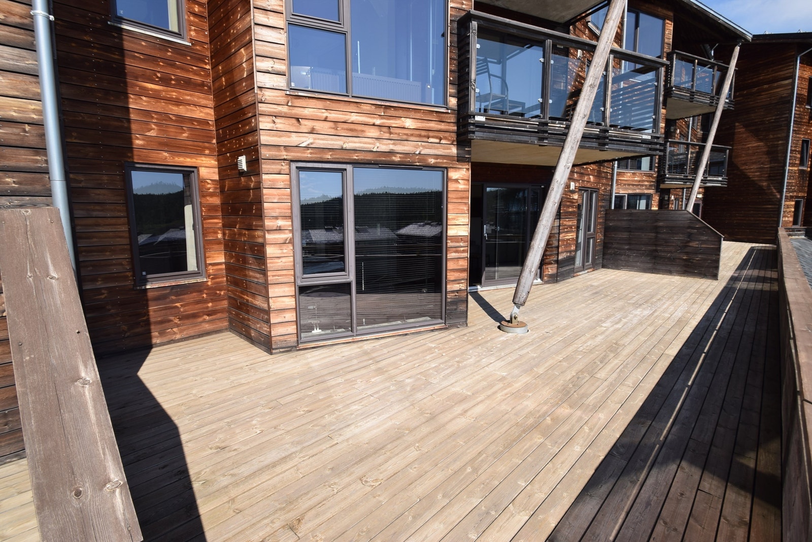 Fra leiligheten er det utgang til hele 55 kvm. terrasse Galleribilde