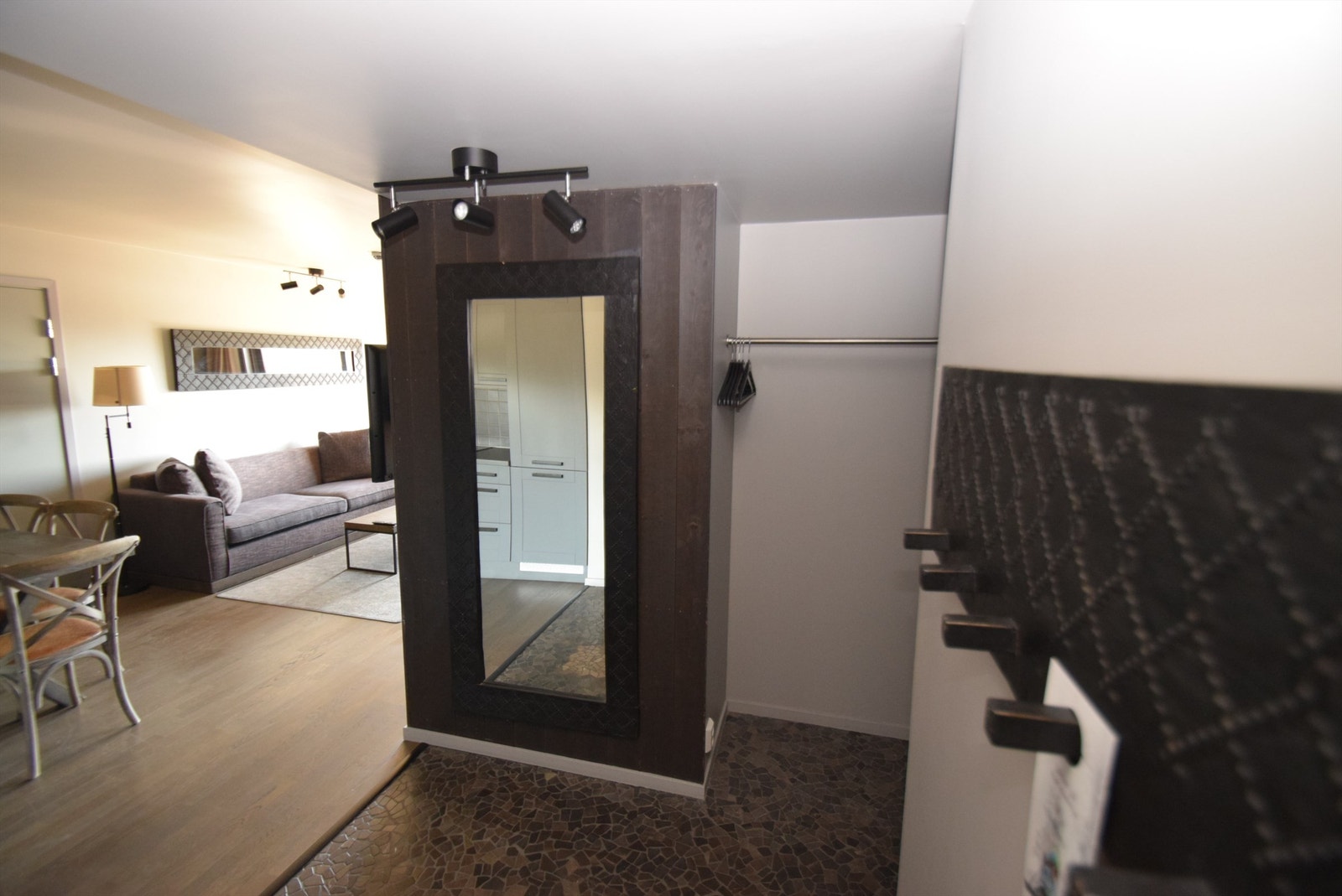 Entre med god plass til sko og ytterklær. Gulvvarme (bilde fra lik naboleilighet) Galleribilde