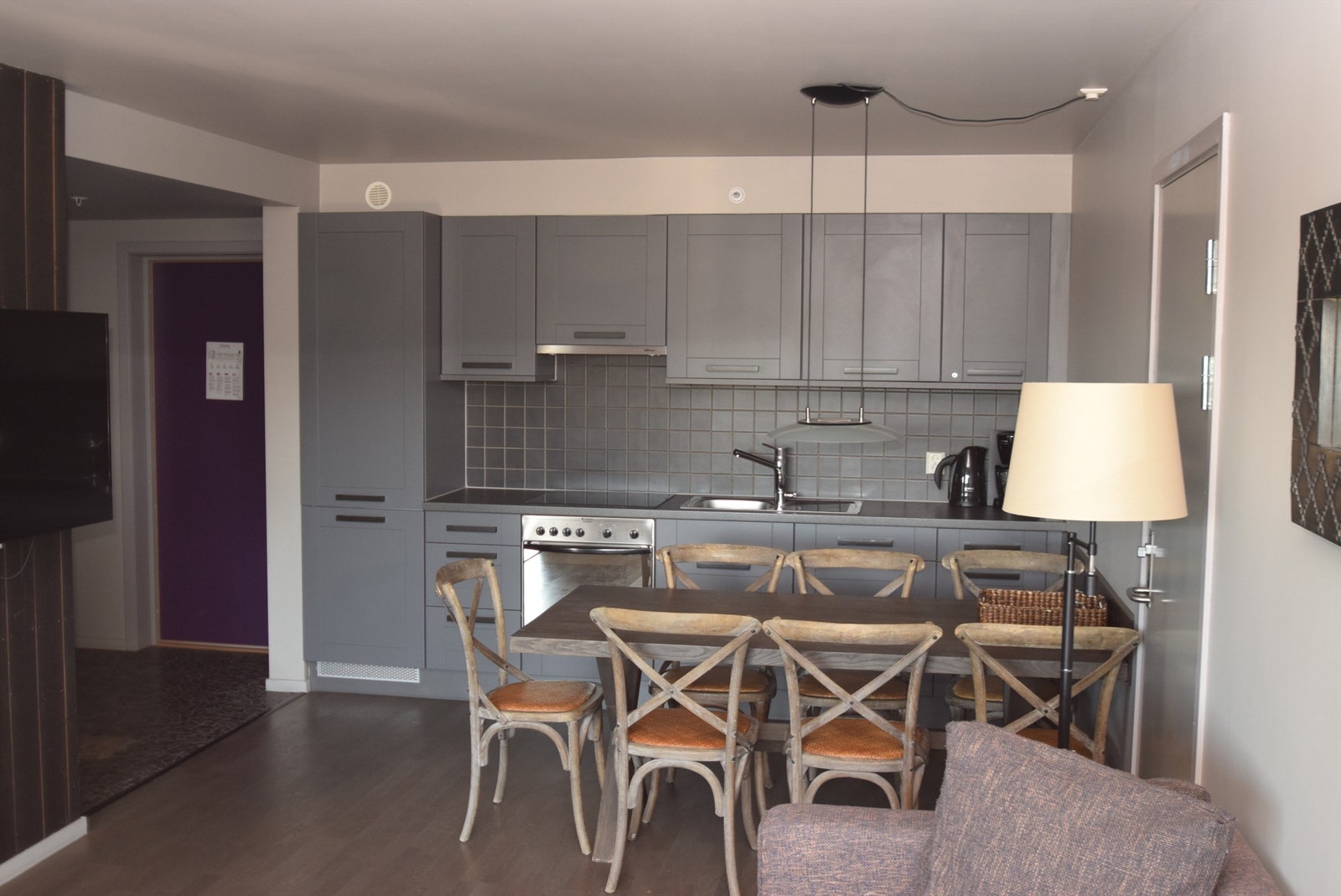 Åpen kjøkkenløsning mot stue med stor spiseplass(bilde fra lik naboleilighet) Galleribilde