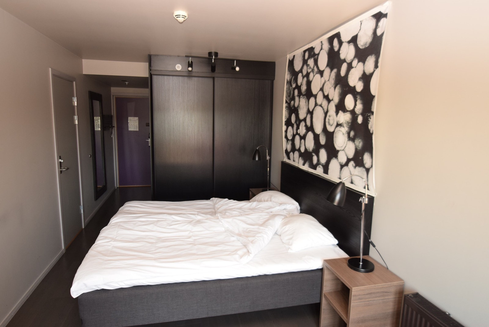 Soverom III fungerer også som separat hotellrom med egen inngang, baderom, tv m.m. (bilde fra lik naboleilighet) Galleribilde