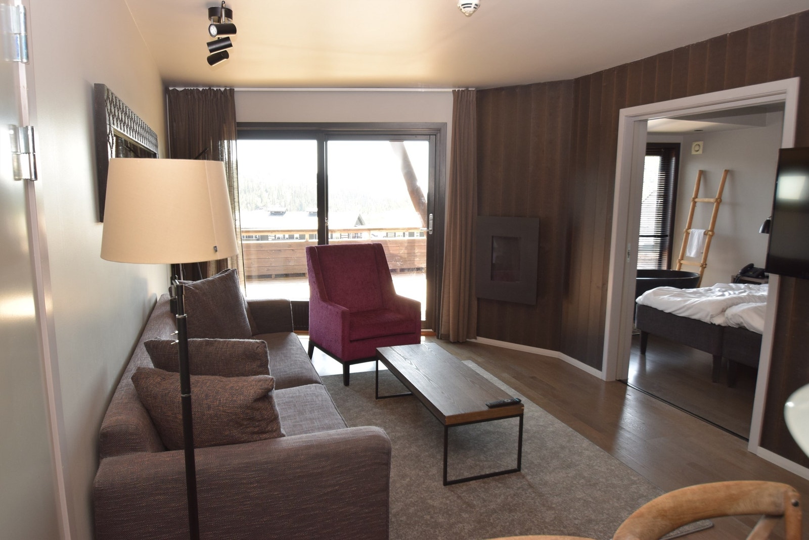 Lys og tiltalende stue med gasspeis og utgang til terrassen (bilde fra lik naboleilighet) Galleribilde