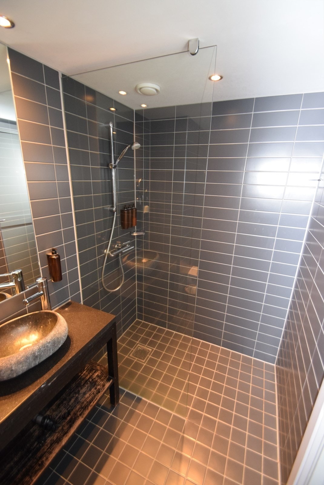 Leiligheten har to lekre bad-wc - ett i hoveddelen og ett i (bilde fra lik naboleilighet) Galleribilde