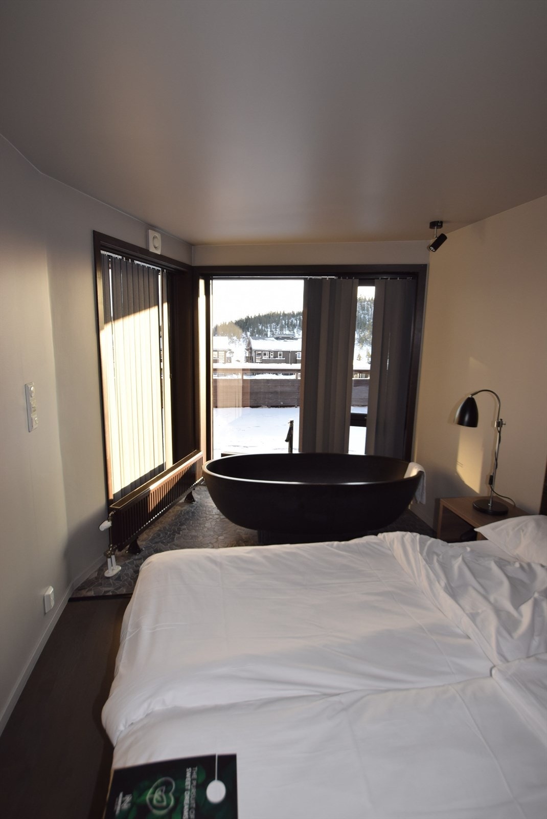 Hovedsoverommet har eget badekar ved vinduet(bilde fra lik naboleilighet) Galleribilde