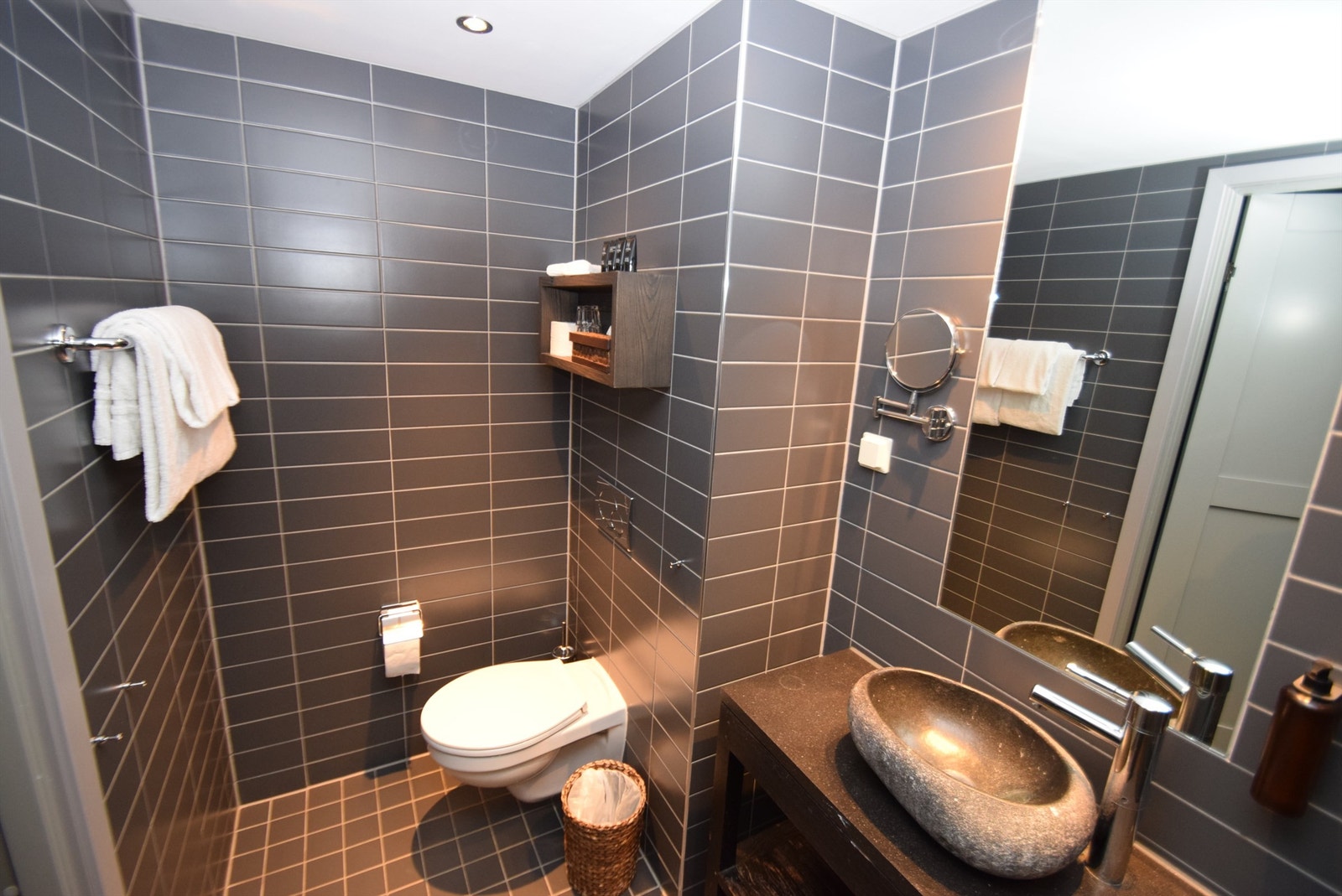 Leiligheten har to lekre baderom - ett i hoveddelen og ett i connectiondelen(bilde fra lik naboleilighet) Galleribilde