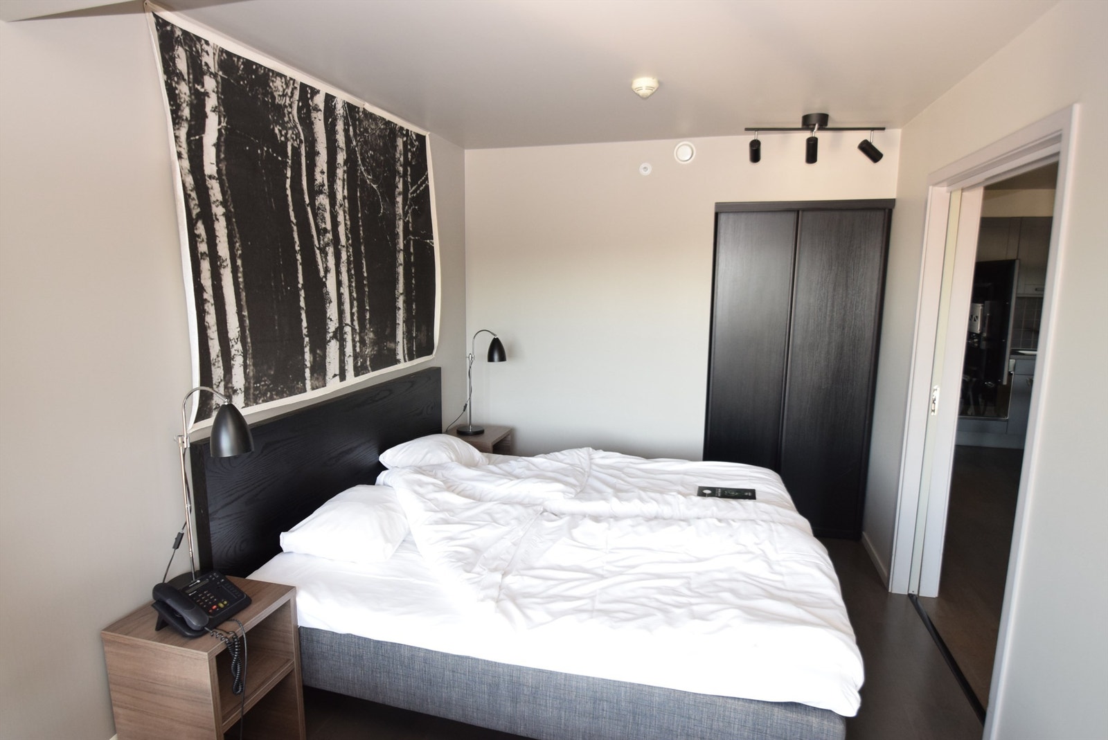 Hovedsoverommet med skyvedørsgarderobe(bilde fra lik naboleilighet Galleribilde