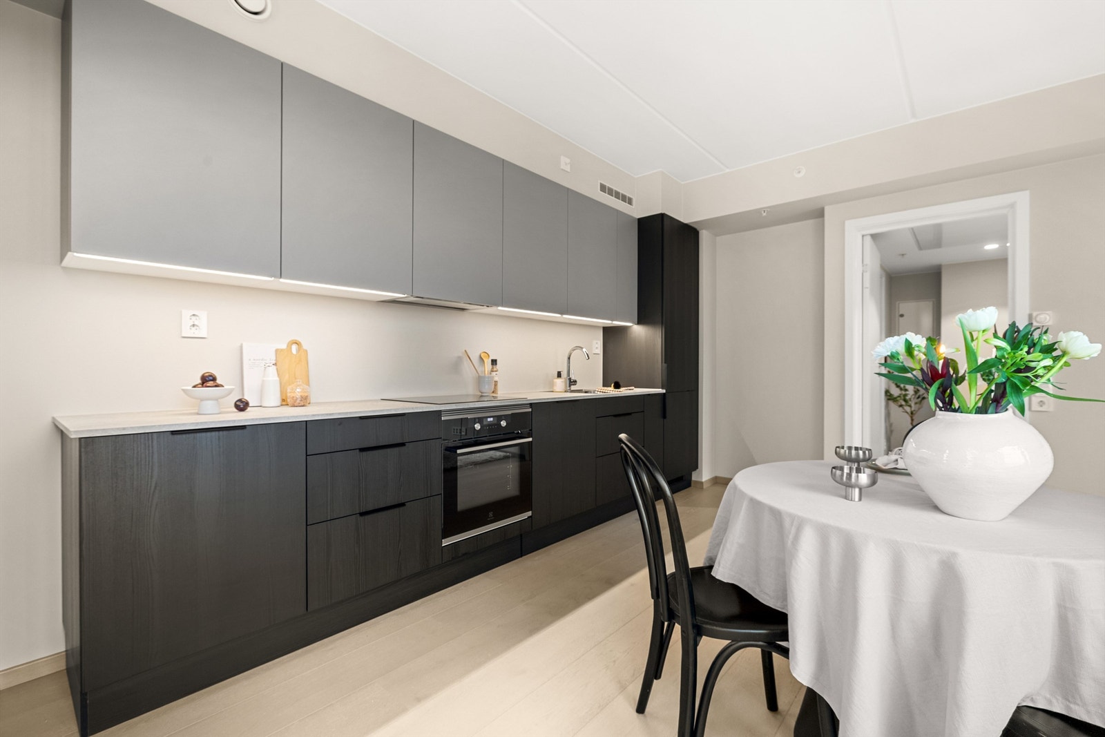 Leiligheten leveres med stilrent kjøkken fra HTH med helintegrerte hvitevarer fra Electrolux Galleribilde