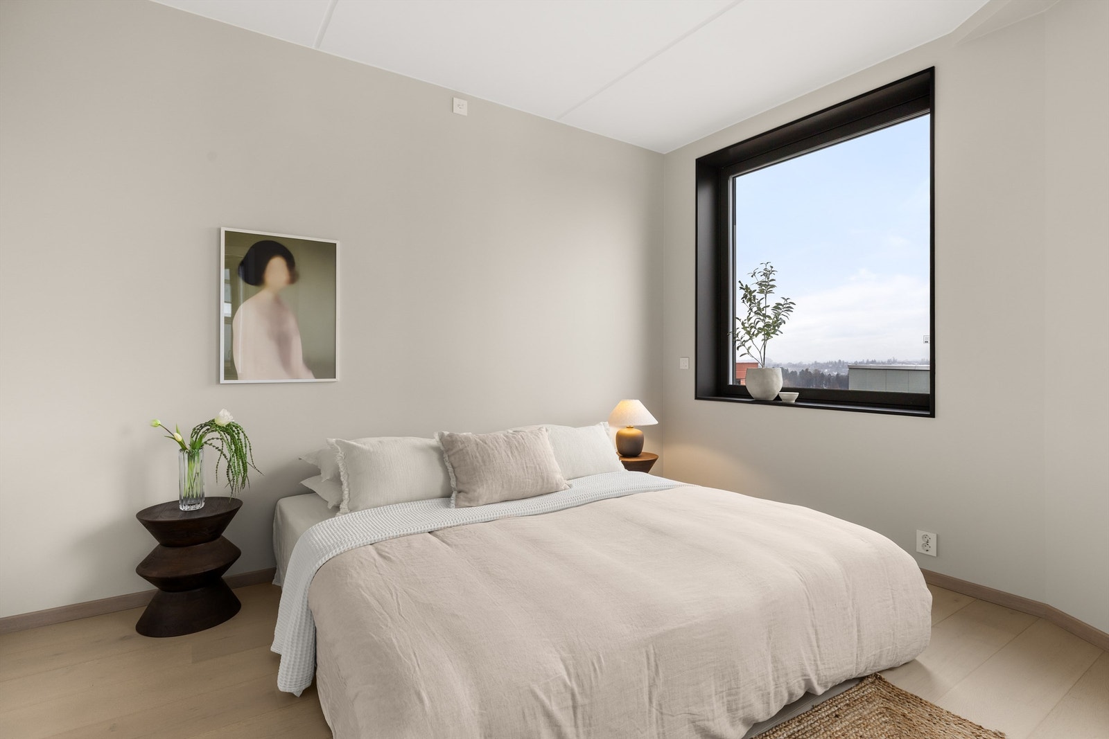 Romslig soverom med plass til dobbeltseng og garderobeskap Galleribilde