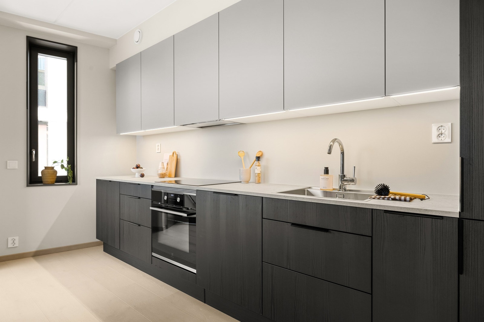 Rikelig med skapplass på kjøkkenet Galleribilde