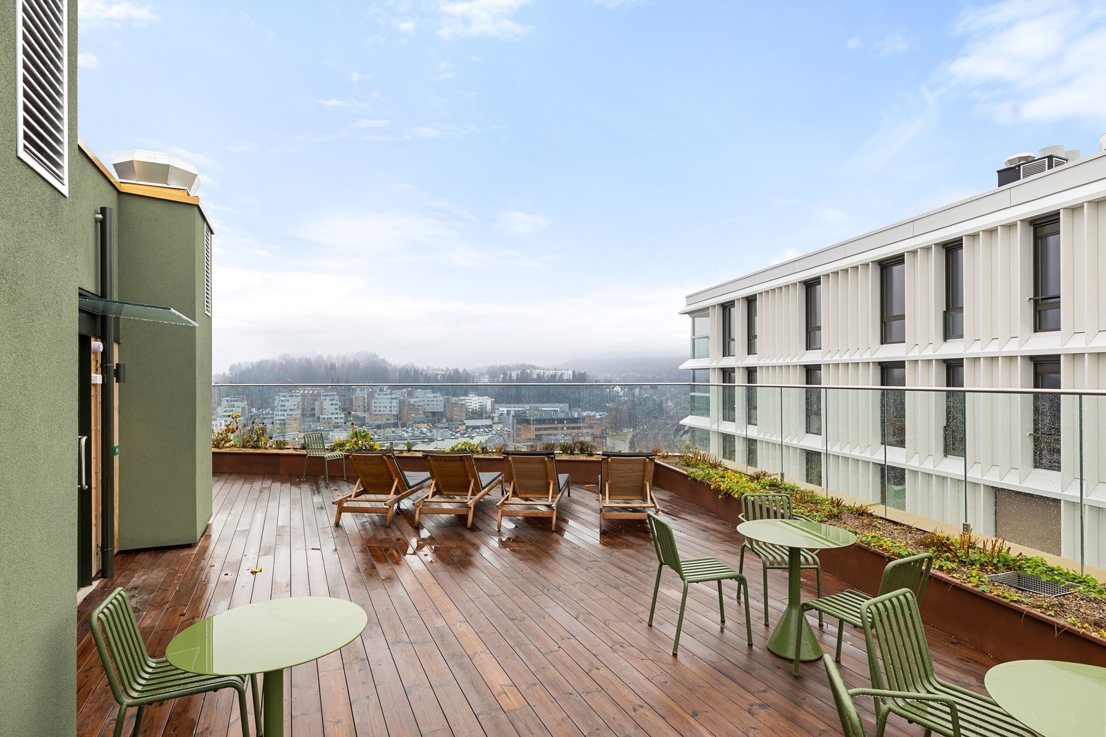 Felles takterrasse i 14. etg med ulike soner, beplatning og fantastisk utsikt Galleribilde