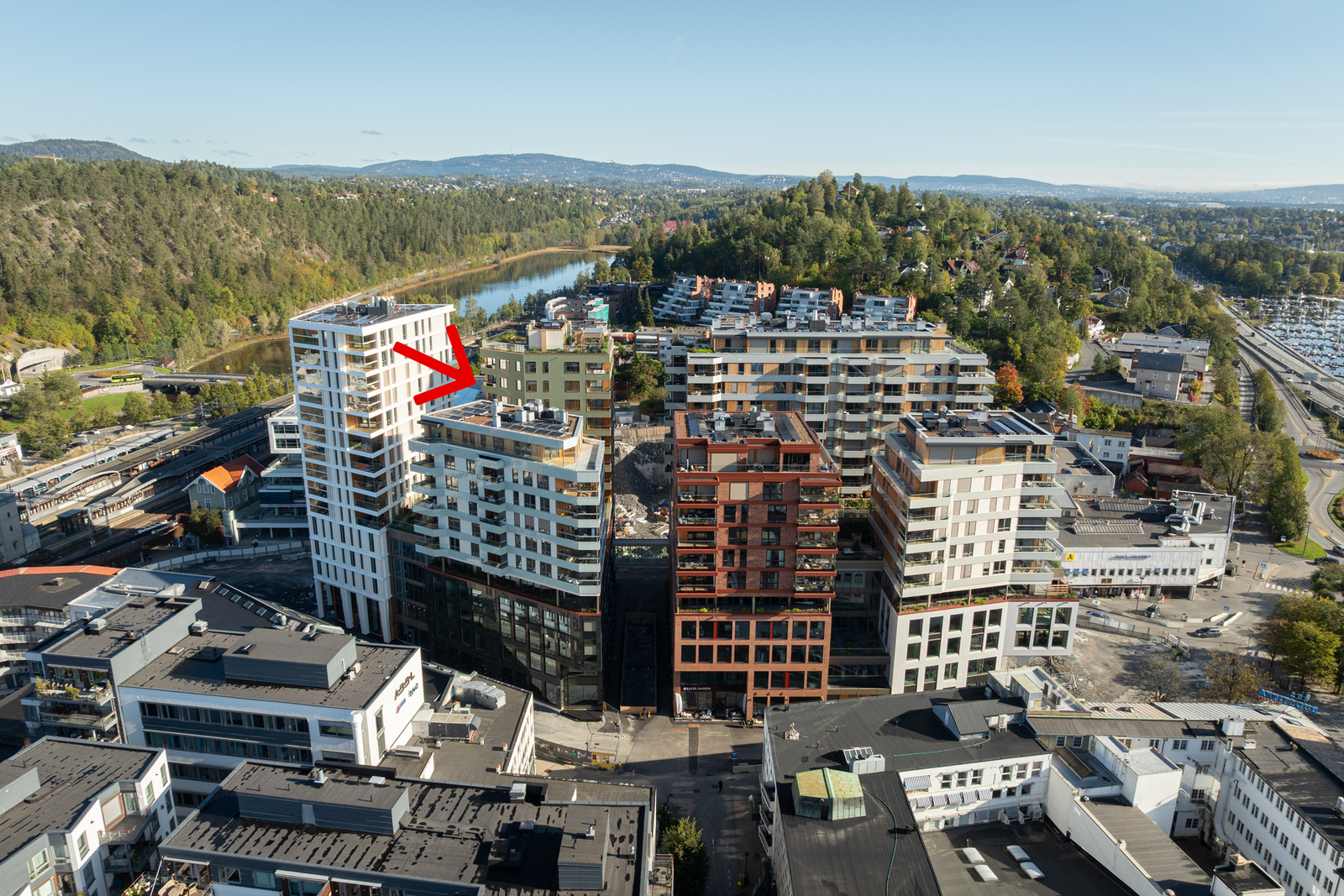 Helgerudkvartalet fra sydvest - pilen viser den aktuelle leilighetens beliggenhet.png Galleribilde