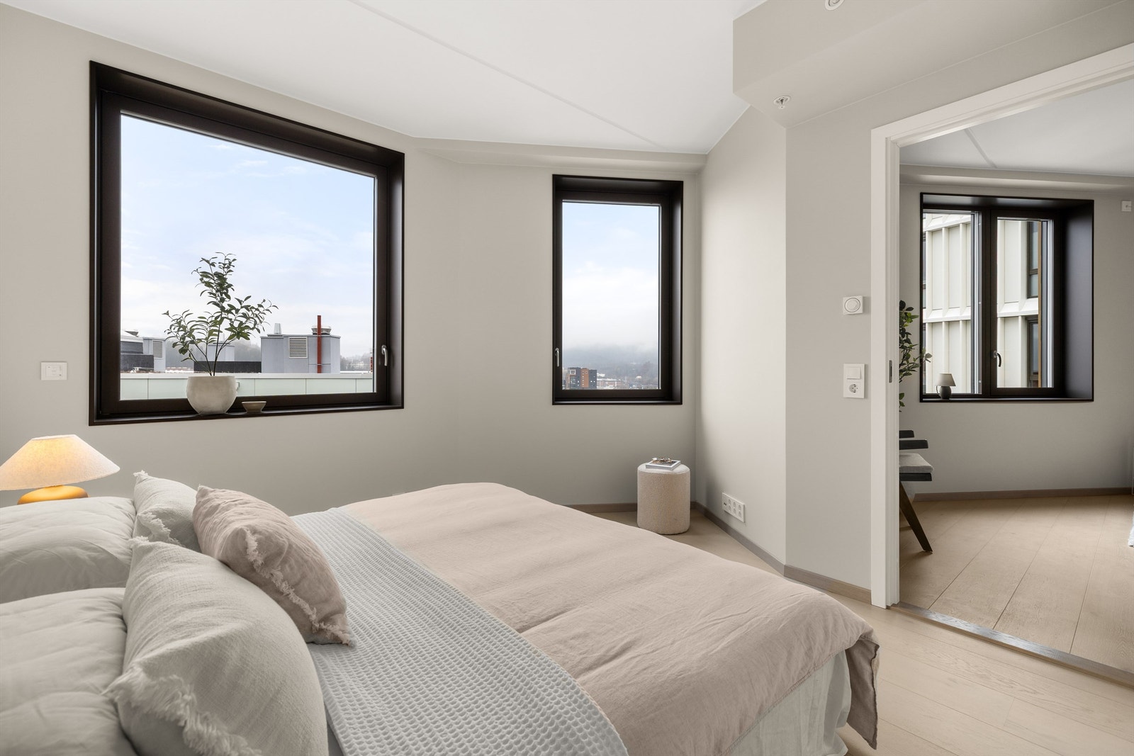 Stort soverom med god plass til garderobeskap Galleribilde