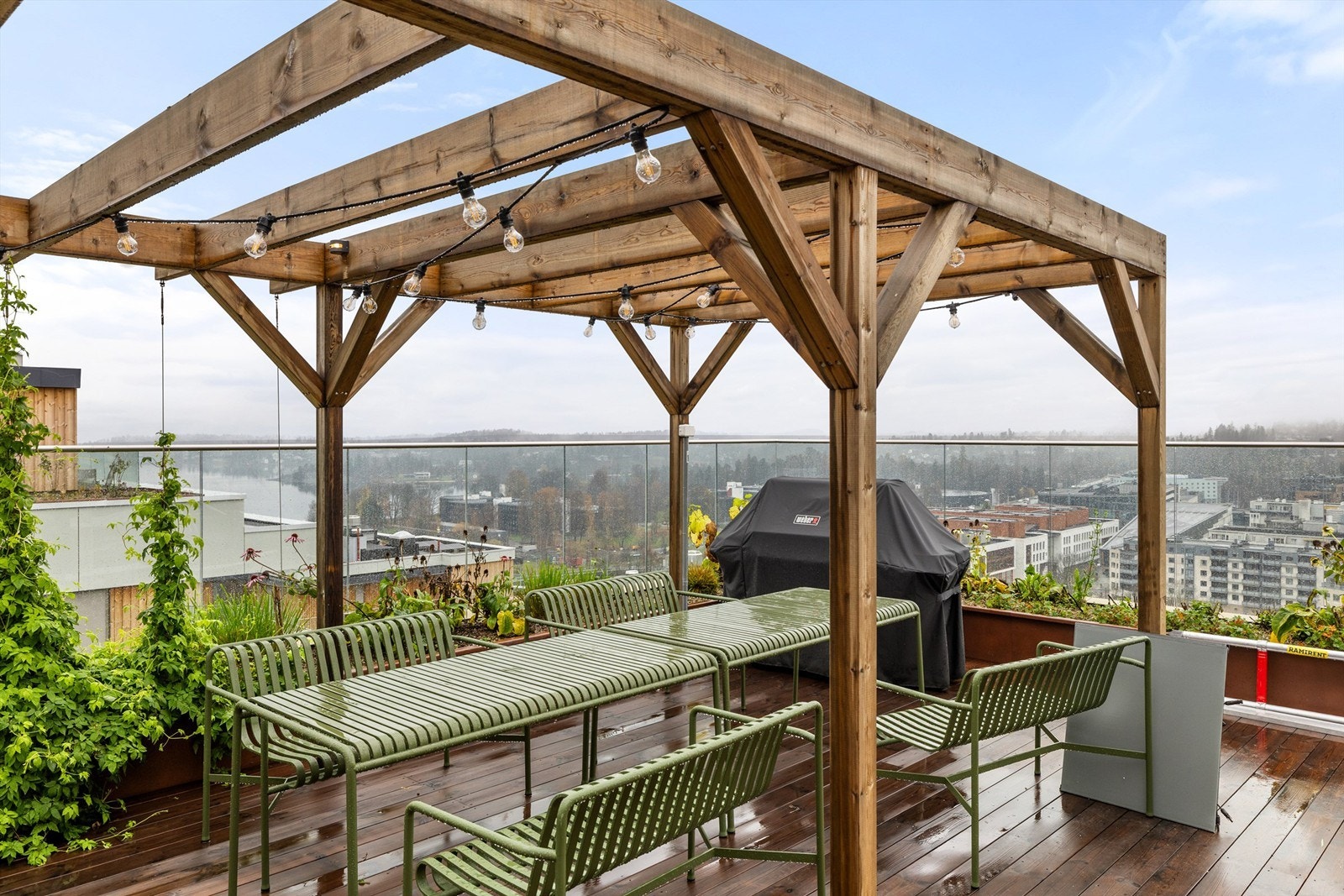 Felles takterrasse med blant annet flere hyggelig soner, pergola og grill Galleribilde