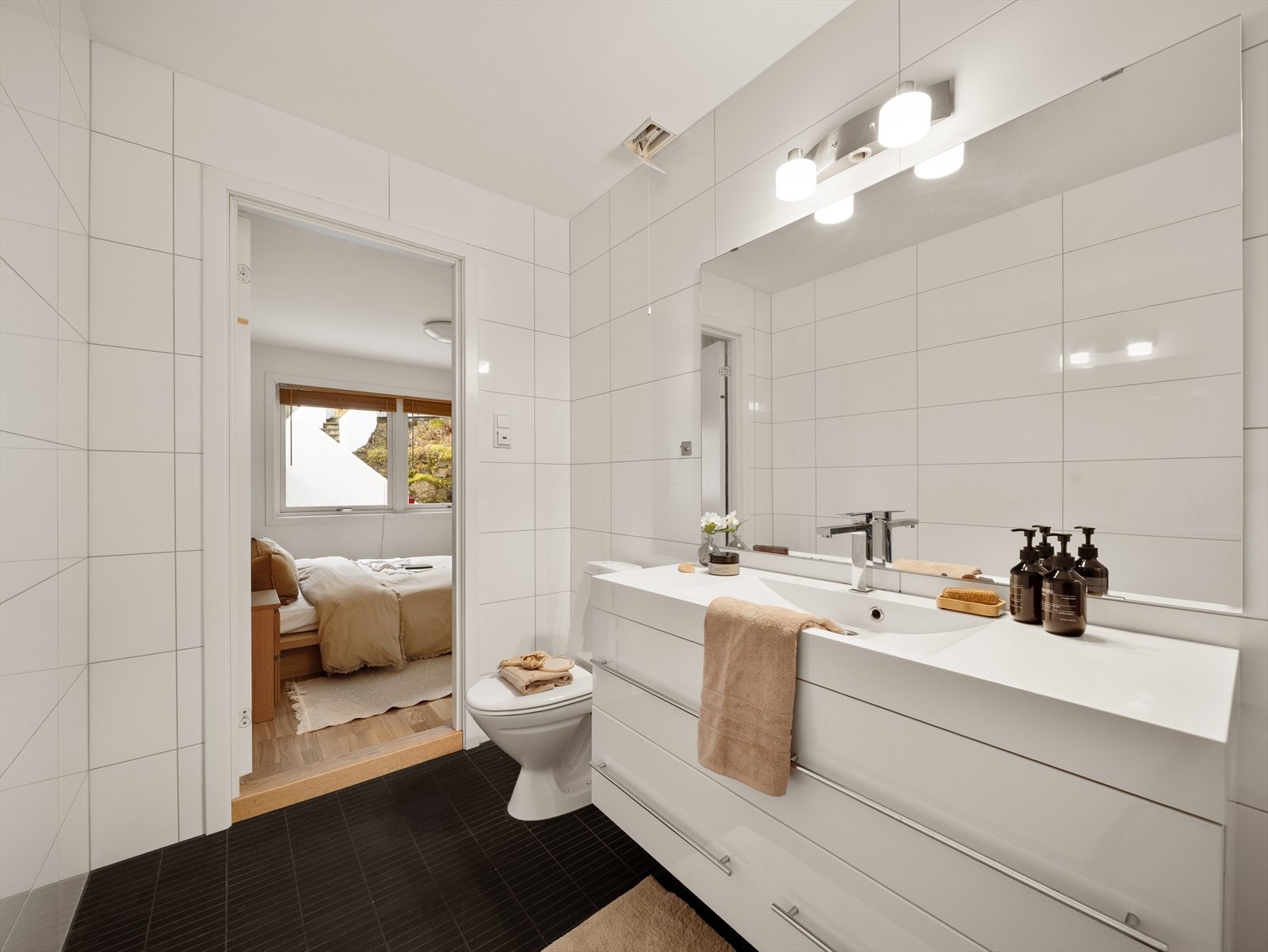 Hovedsoverommet har egen inngang til et helfliset bad fra 2009 Galleribilde