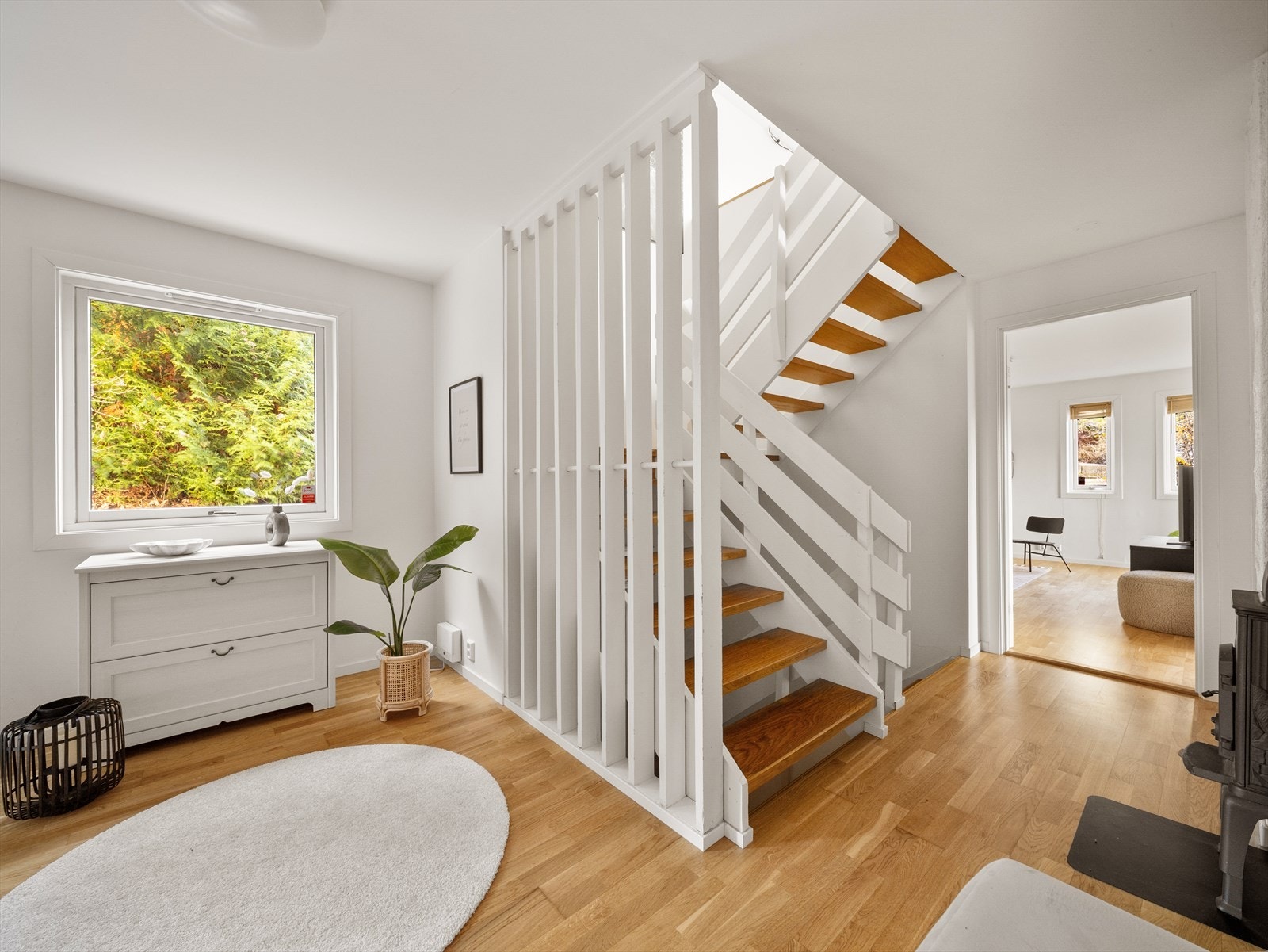 Gangen er lys og trivelig. Her er også en sentralt plassert rentbrennende vedovn som gir god varme på kalde dager Galleribilde