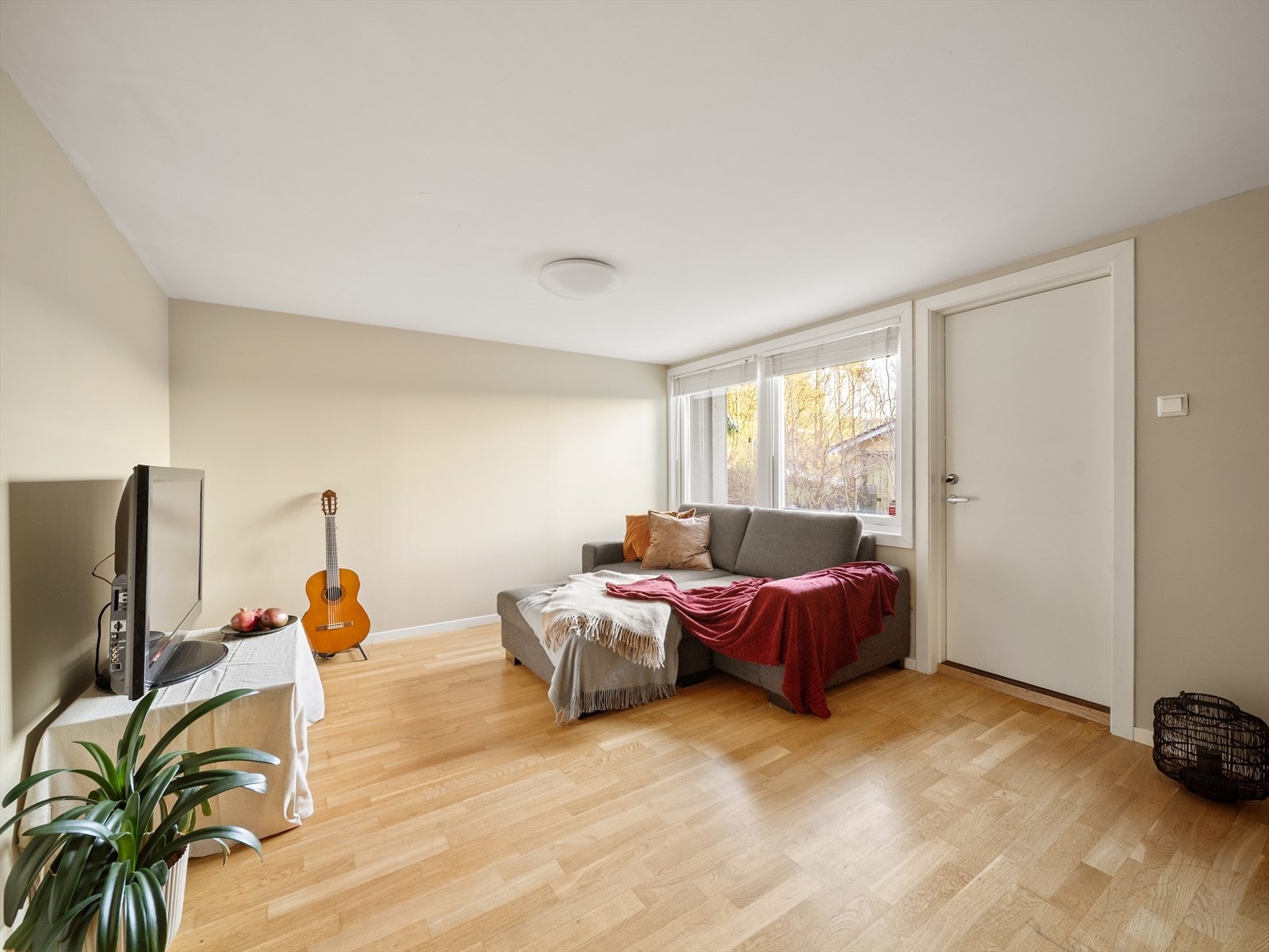 Stuen er lys og romslig Galleribilde