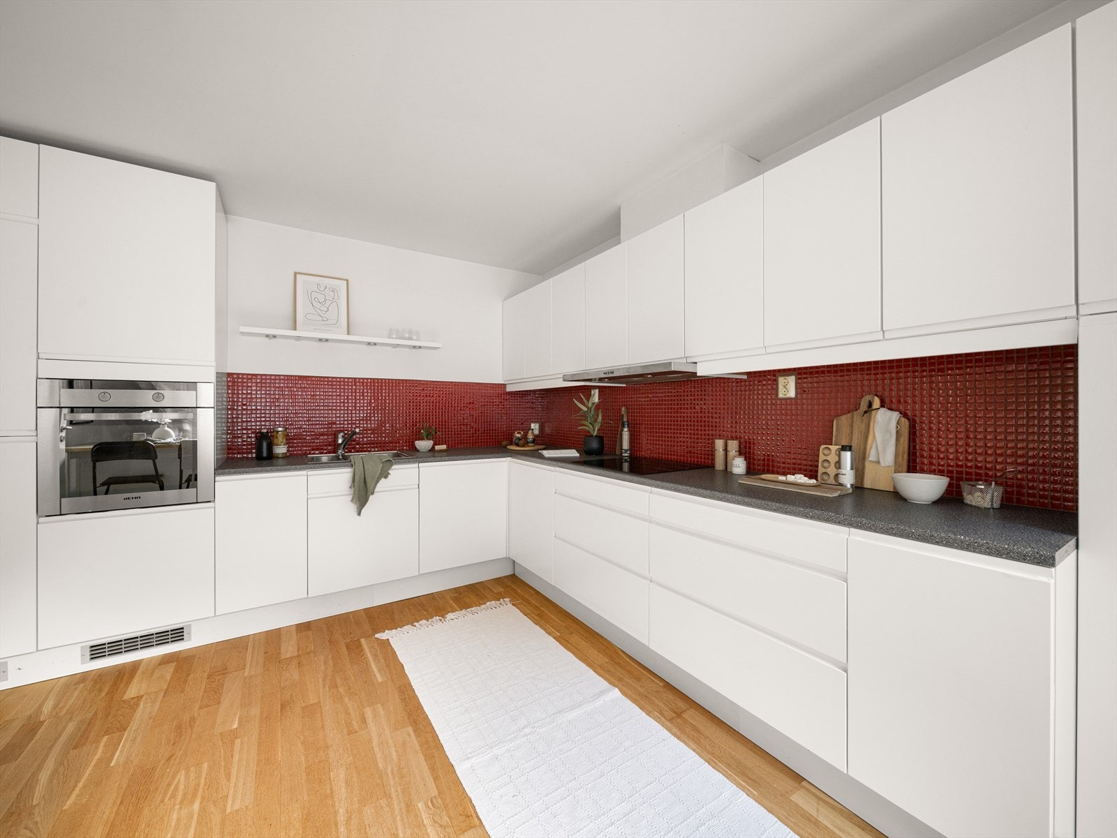 Integrerte hvitevarer inkluderer stekeovn, platetopp, oppvaskmaskin samt kjøl- og fryseskap Galleribilde