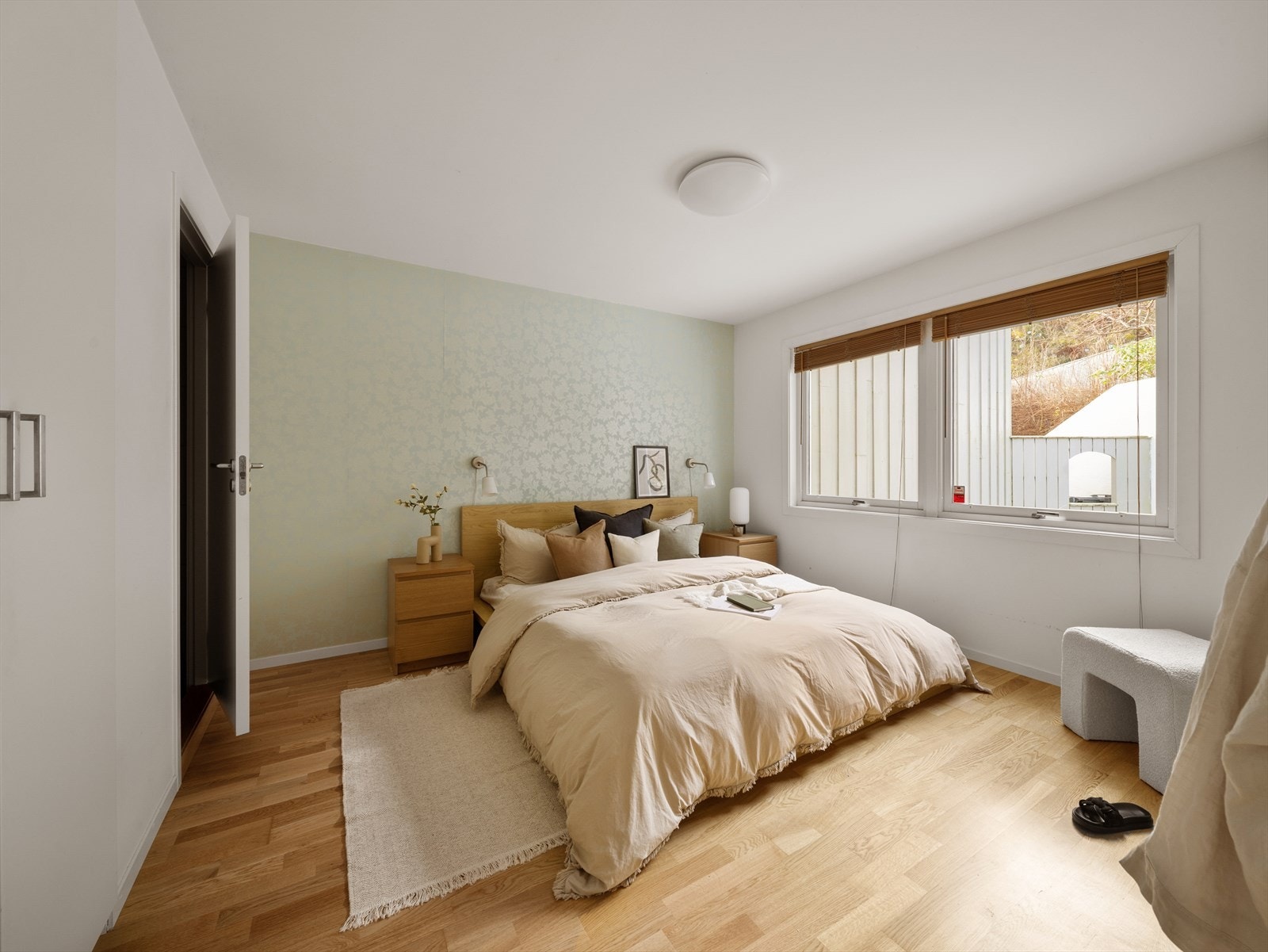 Her er det god plass til dobbeltseng, nattbord og garderobeskap Galleribilde