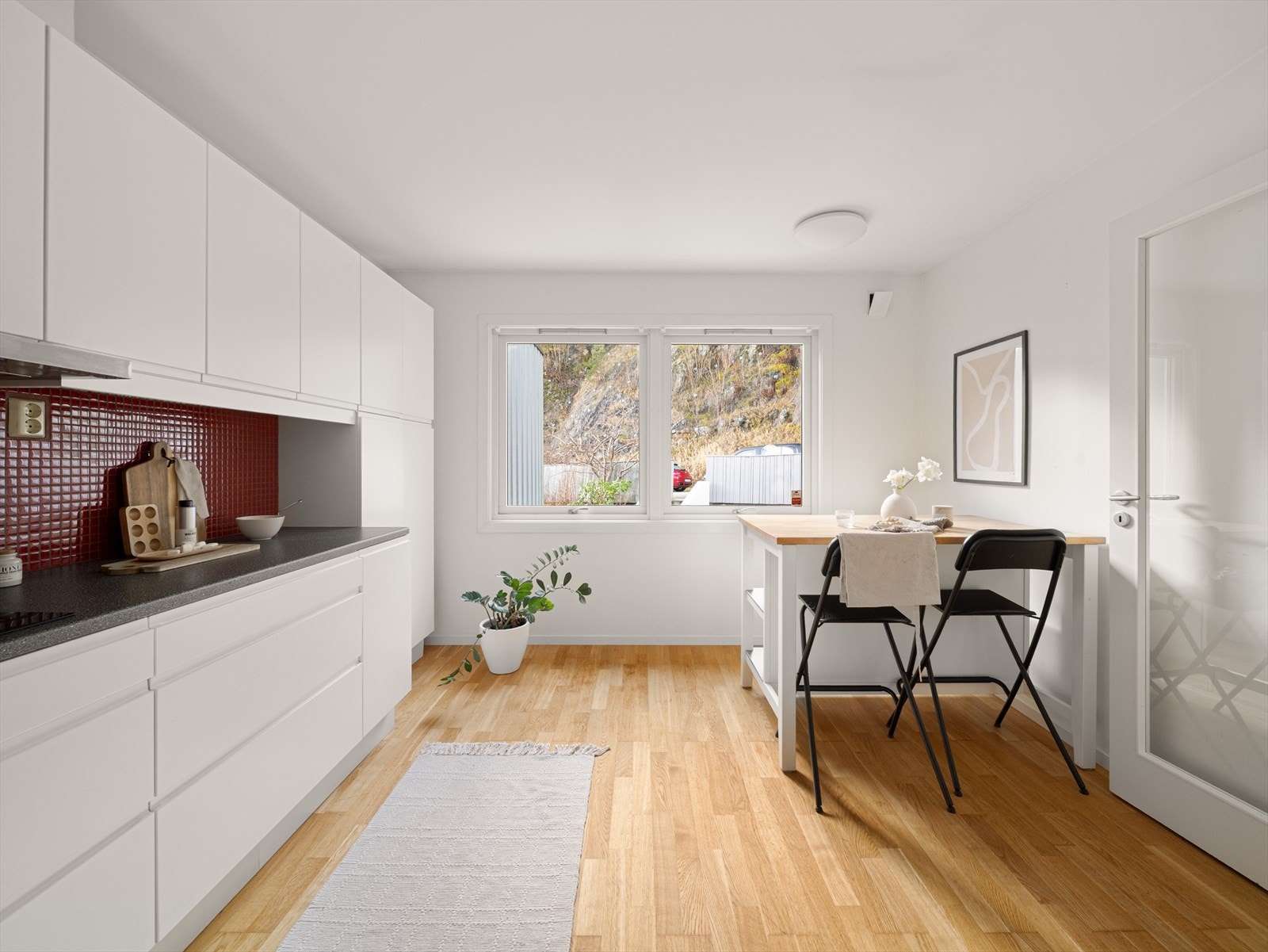 Her er det også plass til et hyggelig kjøkkenbord, og et stort vindu sørger for rikelig lysinnslipp og en trivelig arbeidsplass. Galleribilde