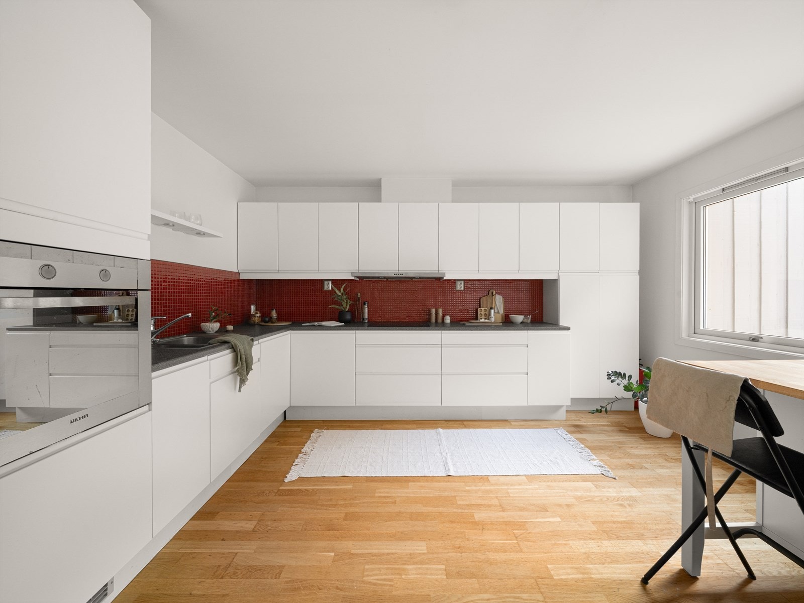 Kjøkkenet er romslig og praktisk utformet, med rikelig skap- og benkeplass. Innredningen er fra 2009 Galleribilde