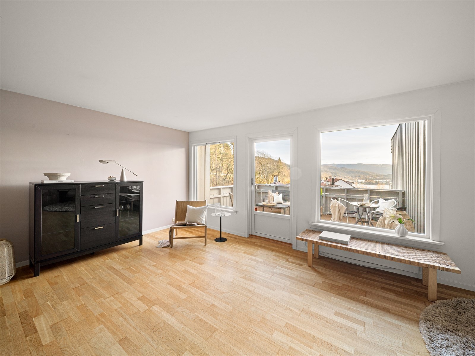 Store vindusflater slipper inn rikelig med dagslys og lar deg nyte utsikten rett fra sofakroken. Galleribilde