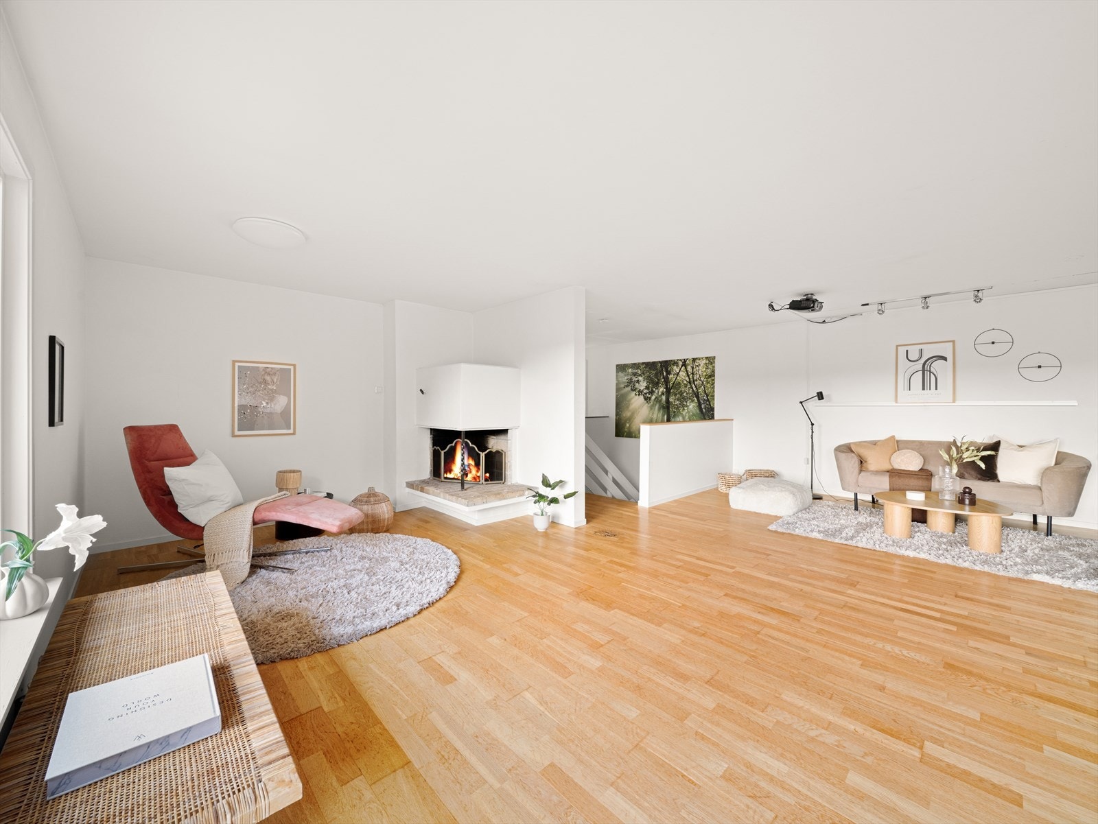 Lys og romslig stue med svært god plass til både sofagruppe, spiseplass og øvrig møblering Galleribilde