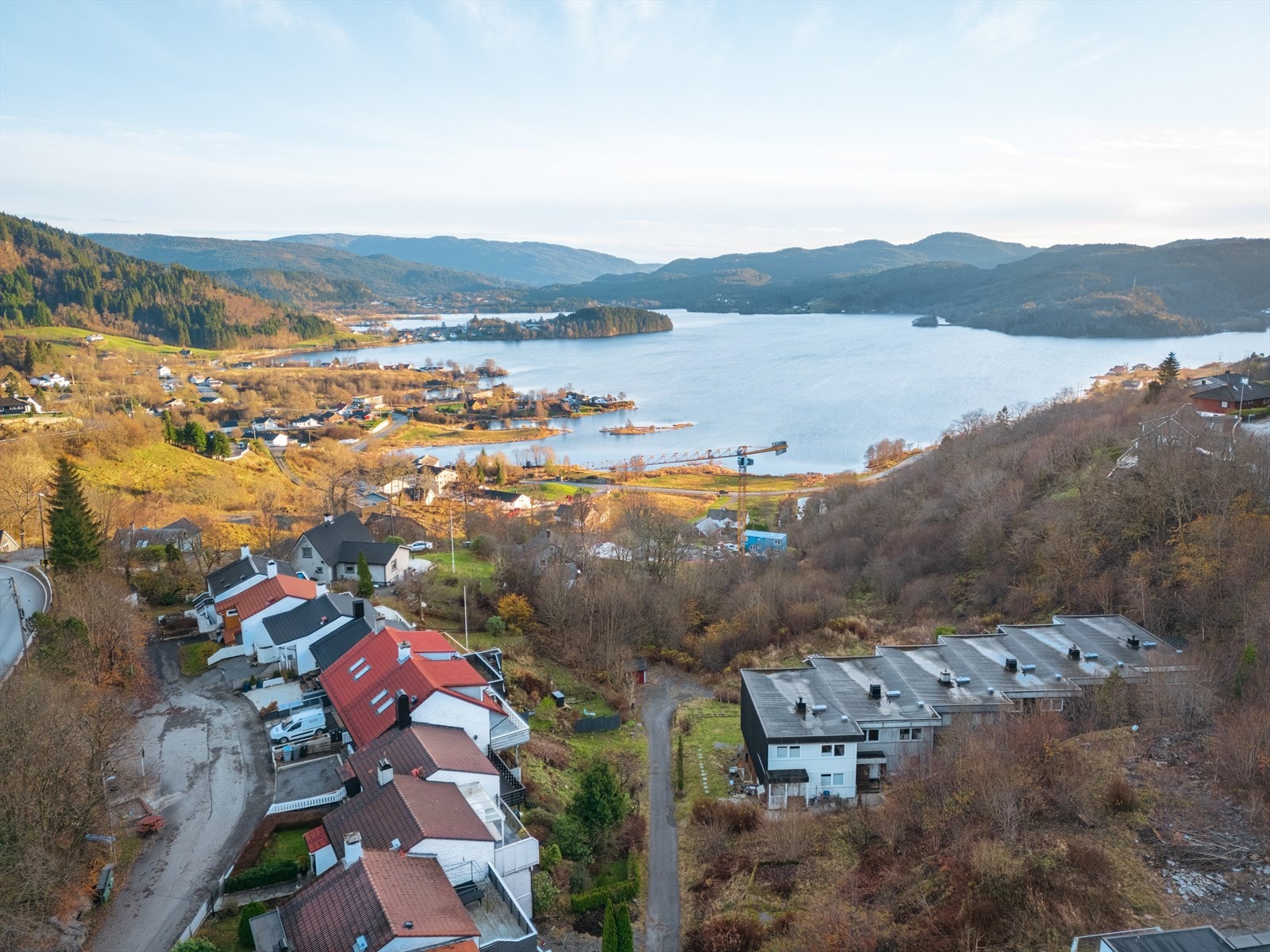 Eiendommen har en flott beliggenhet i et attraktivt og etablert boligområde på Valle, med fin utsikt over nærområdet og Kalandsvatnet Galleribilde